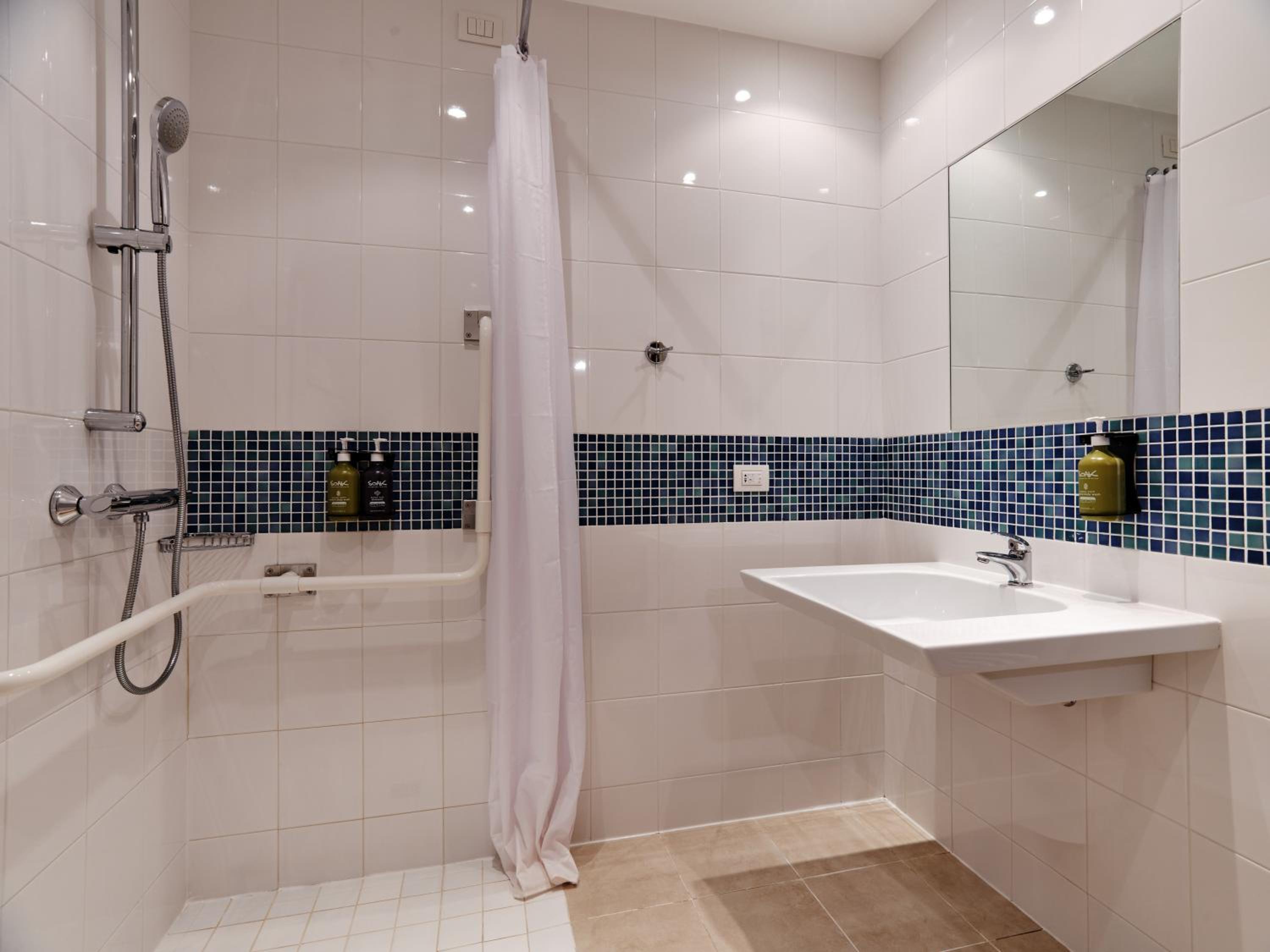 Standard Queen Room - Accessible with Free Breakfast - Photo 6