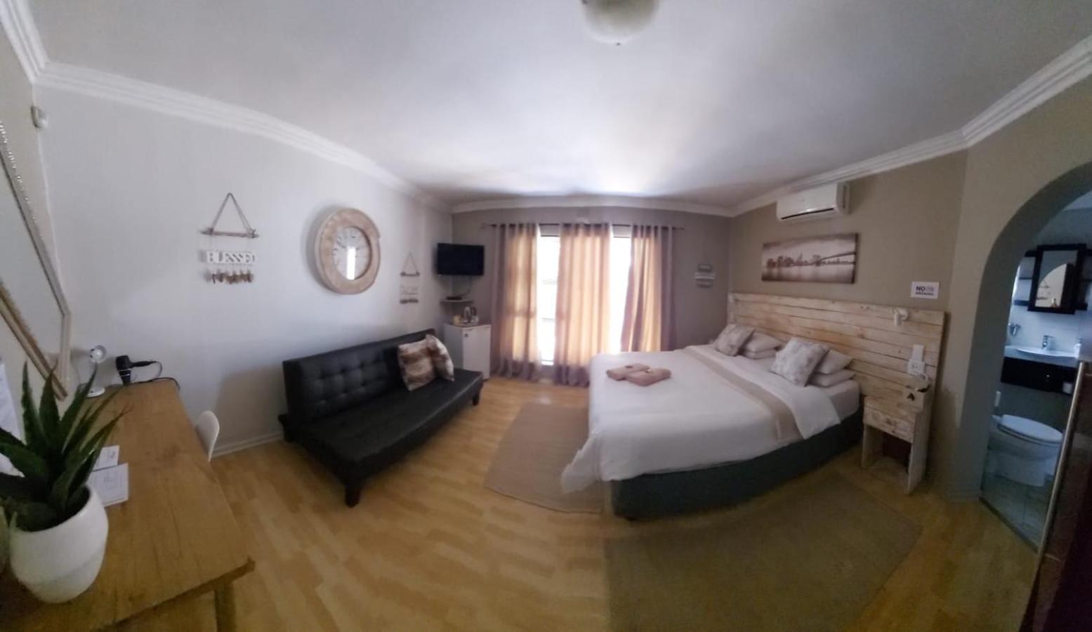 Double or Twin Room with Bathroom - Photo 4