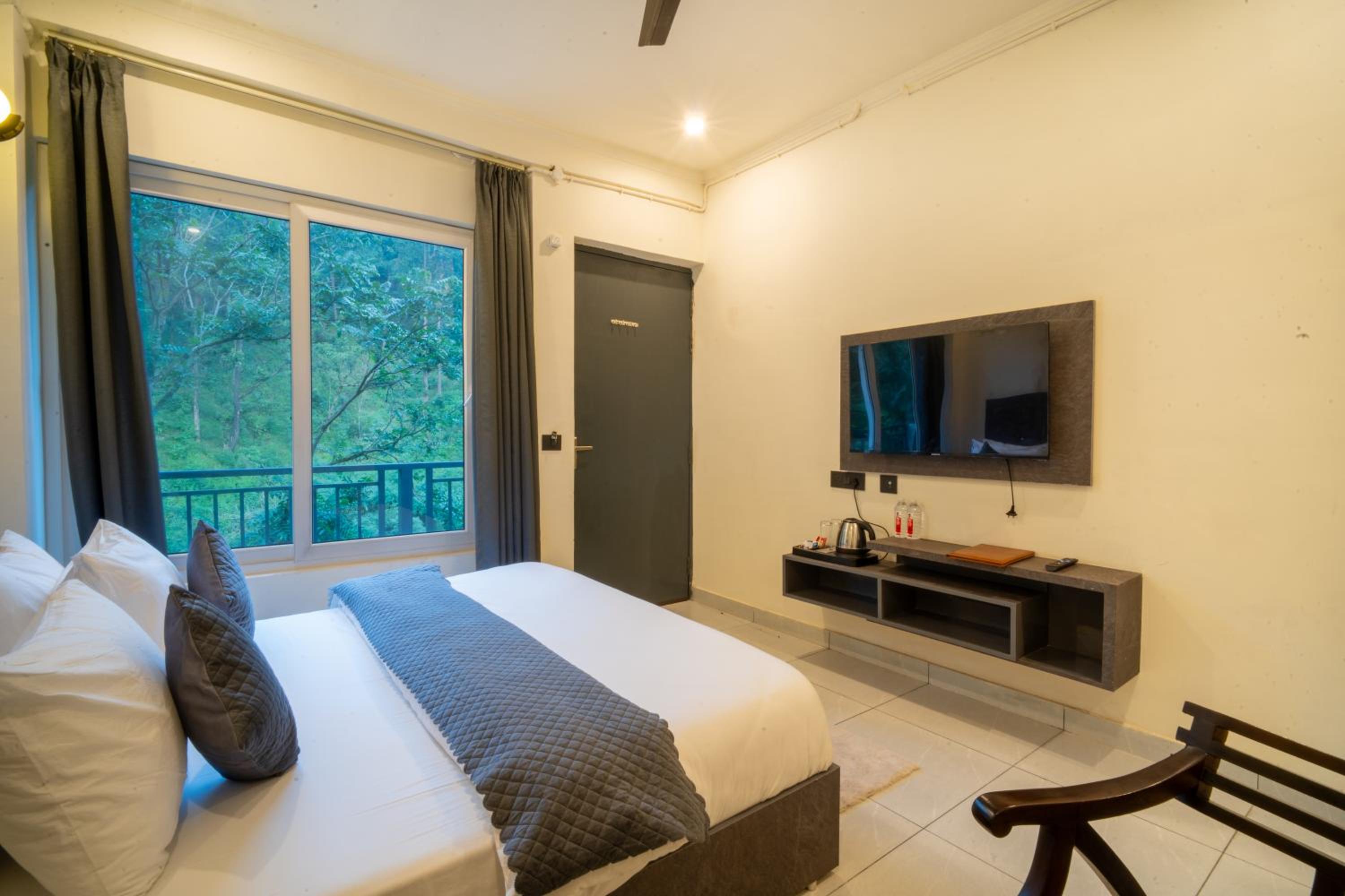 Deluxe Room (2 Adults + 1 Child) photo 3