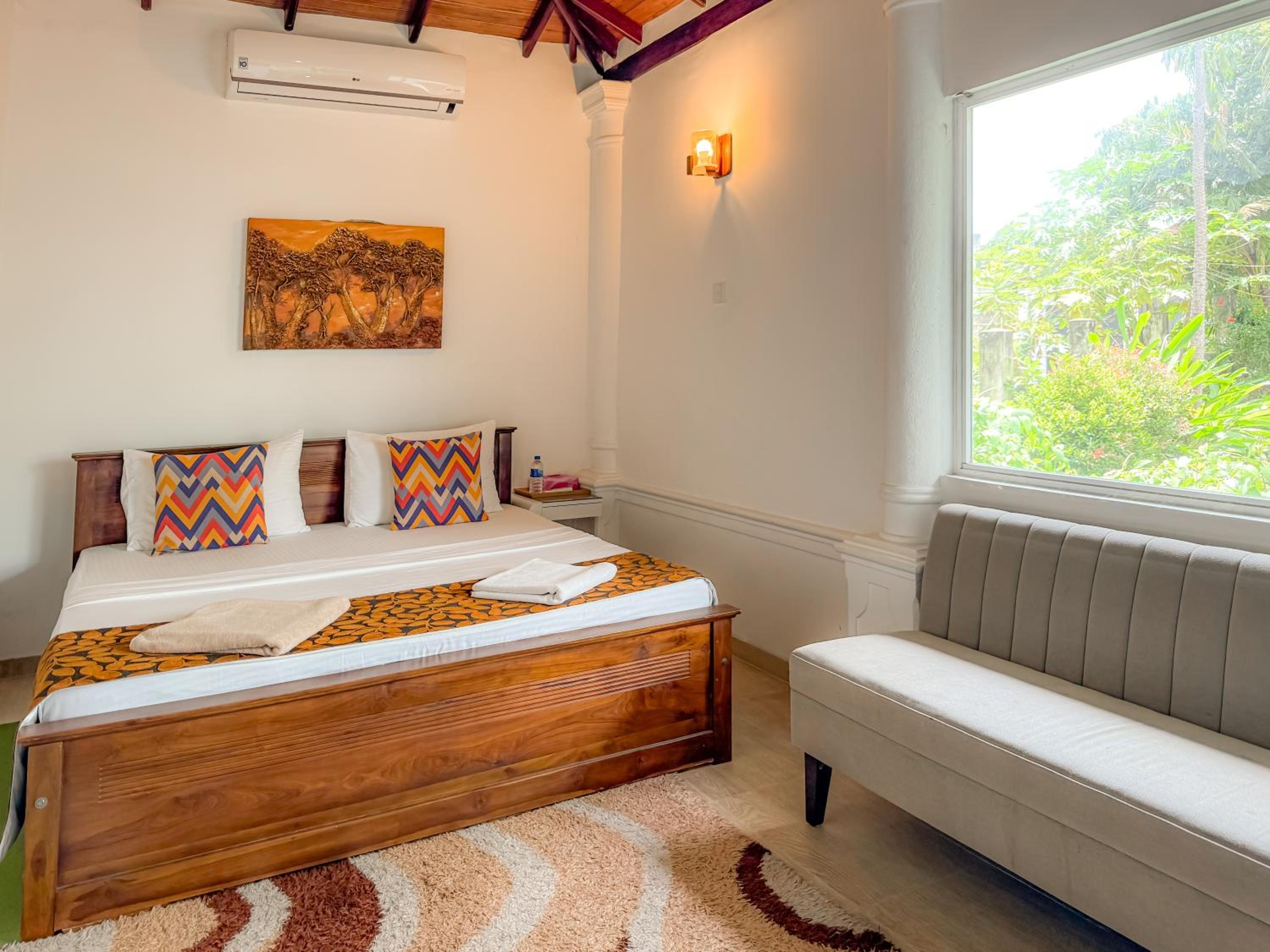Standard Double Room with Complimentary One-Way Airport Transfer (Pickup OR Drop) photo 1