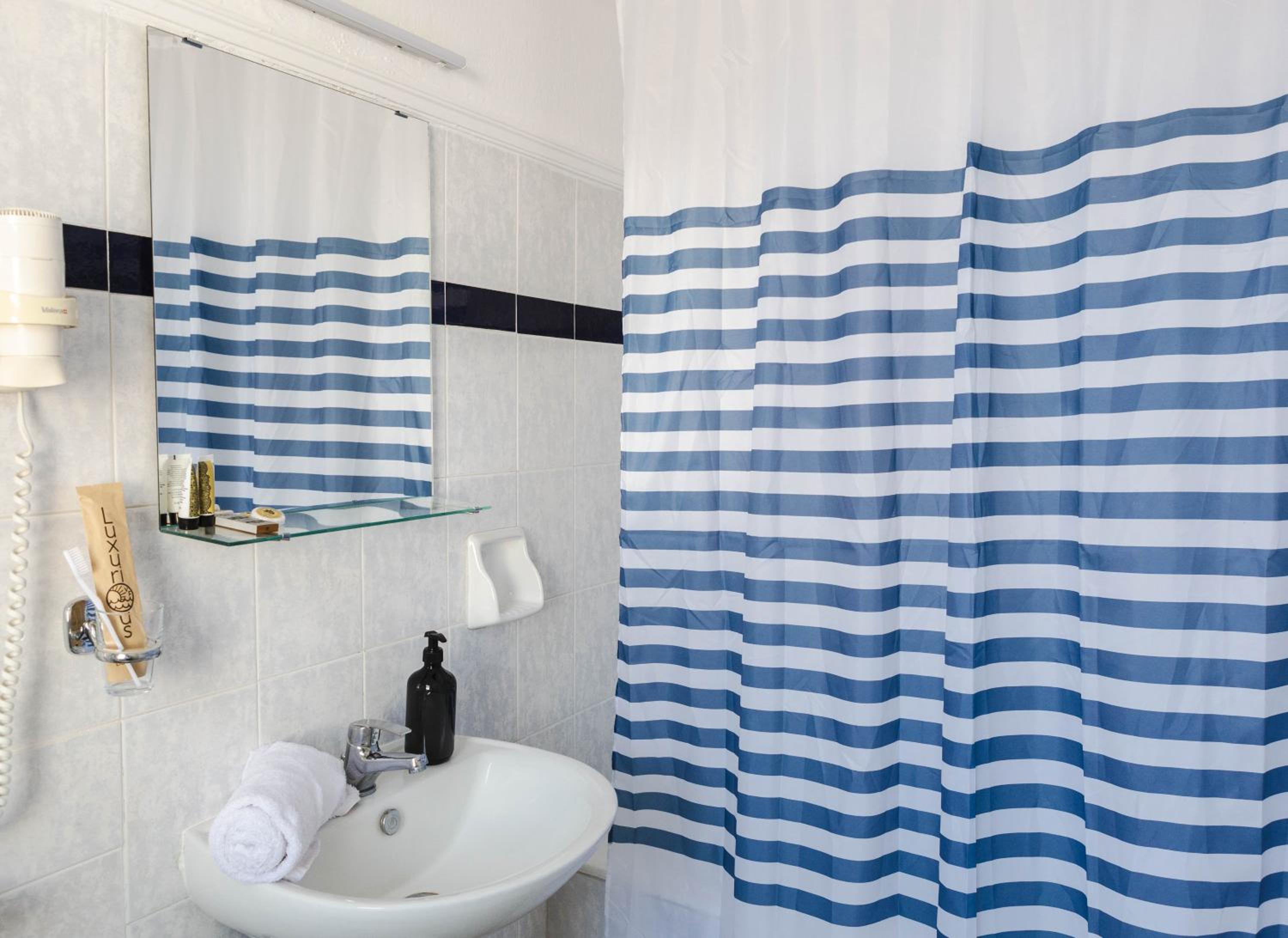 Double or Twin Room - Photo 6