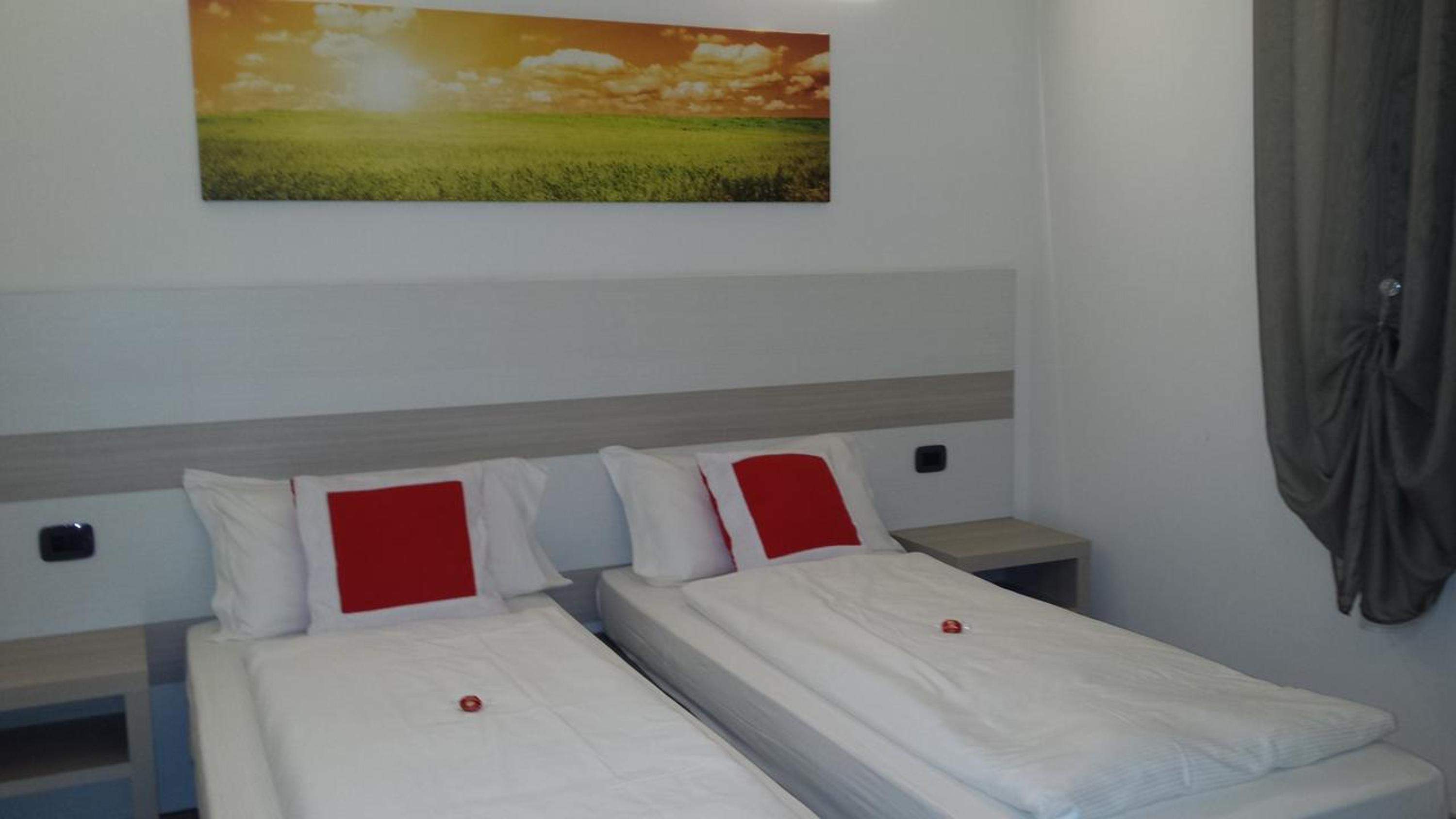Double or Twin Room with Private Bathroom - Photo 2