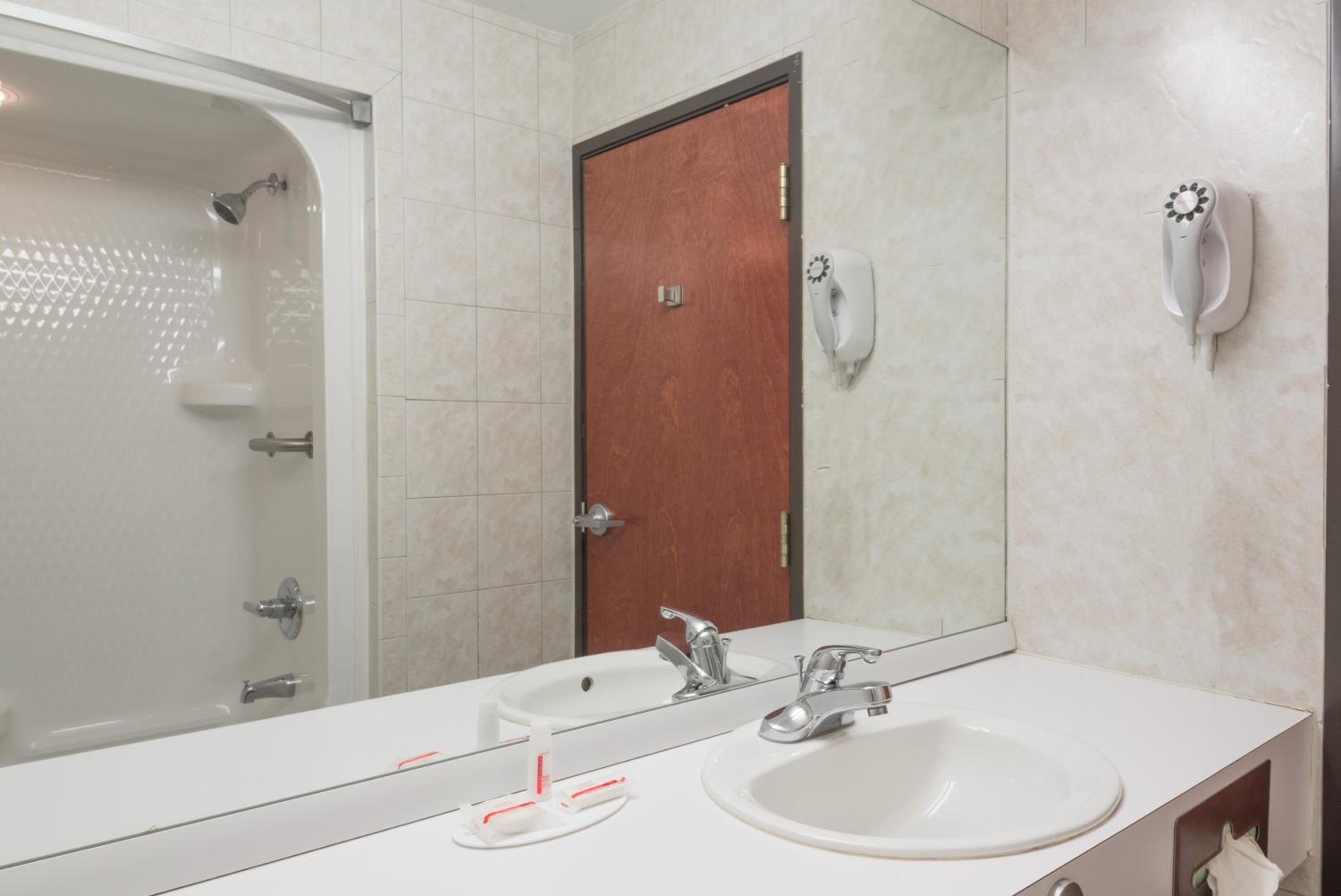 Deluxe King Room - Non-Smoking - Photo 2