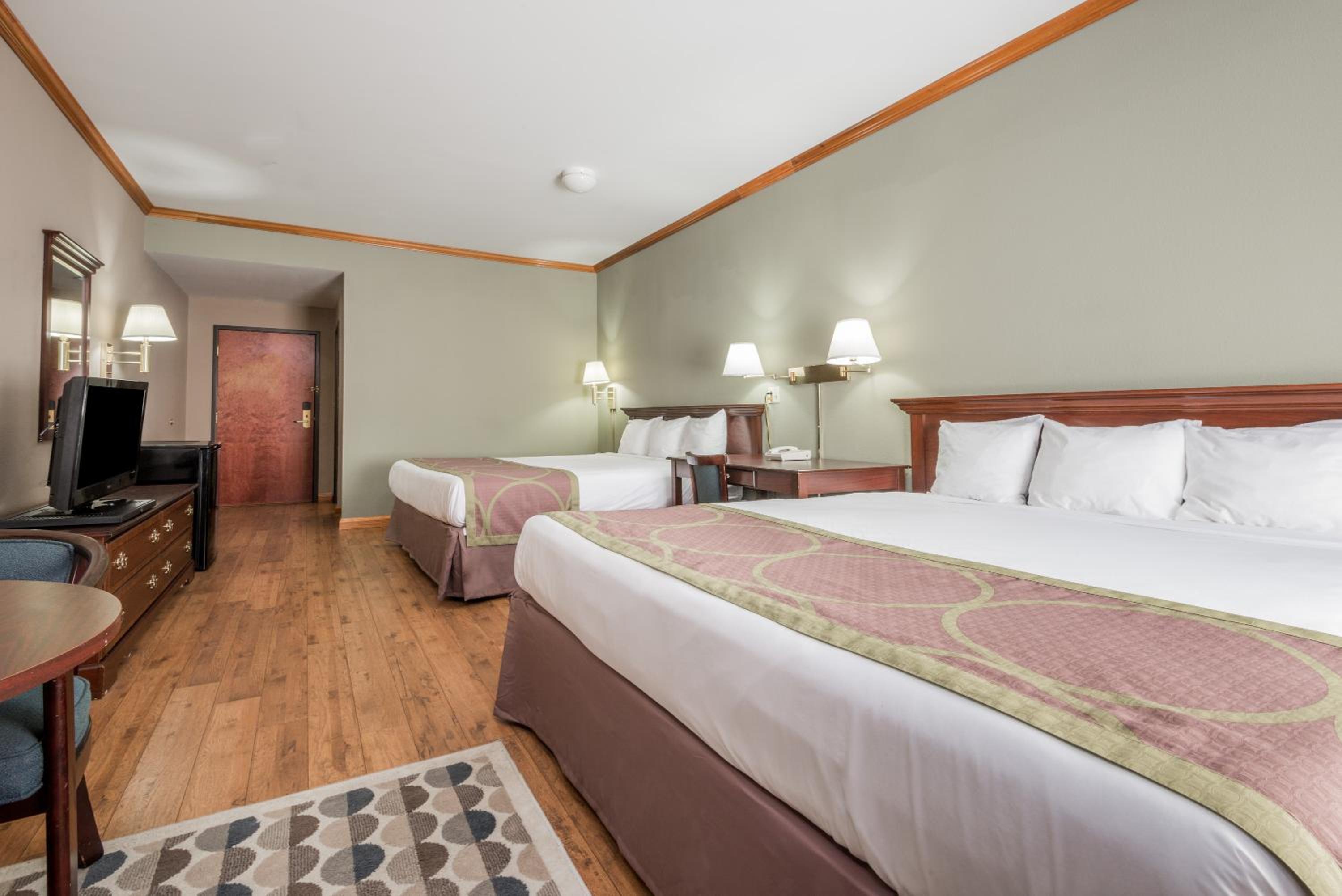 Queen Room with Two Queen Beds - Non-Smoking - Photo 1