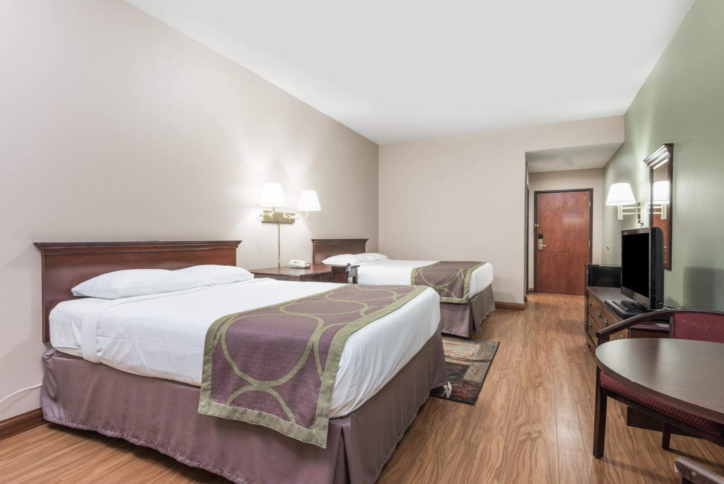 Queen Room with Two Queen Beds - Non-Smoking - Photo 3