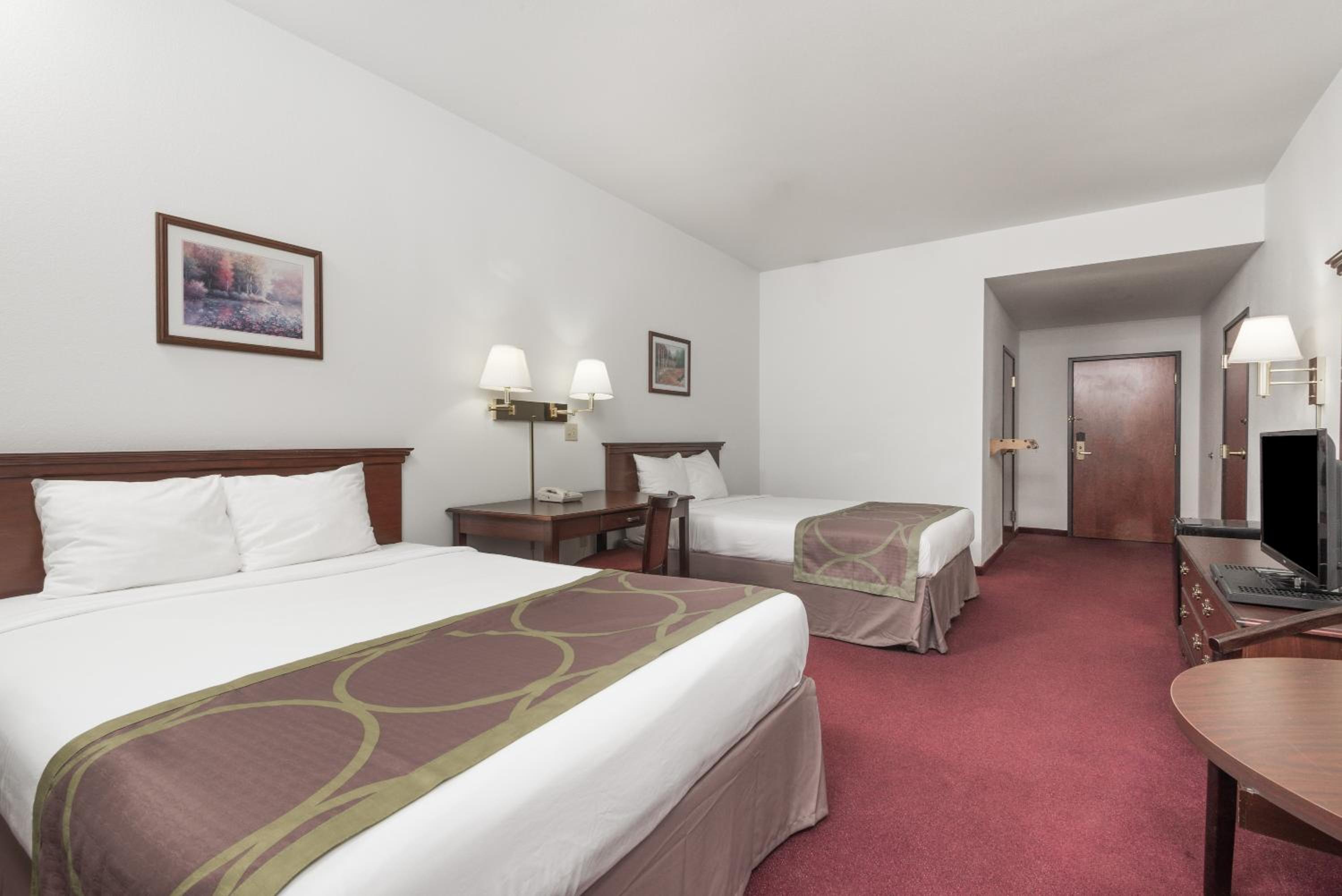 Queen Room with Two Queen Beds - Mobility Access/Non-Smoking - Photo 1