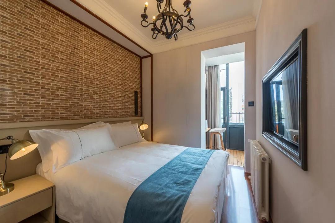 Deluxe Double Room with Balcony photo 2