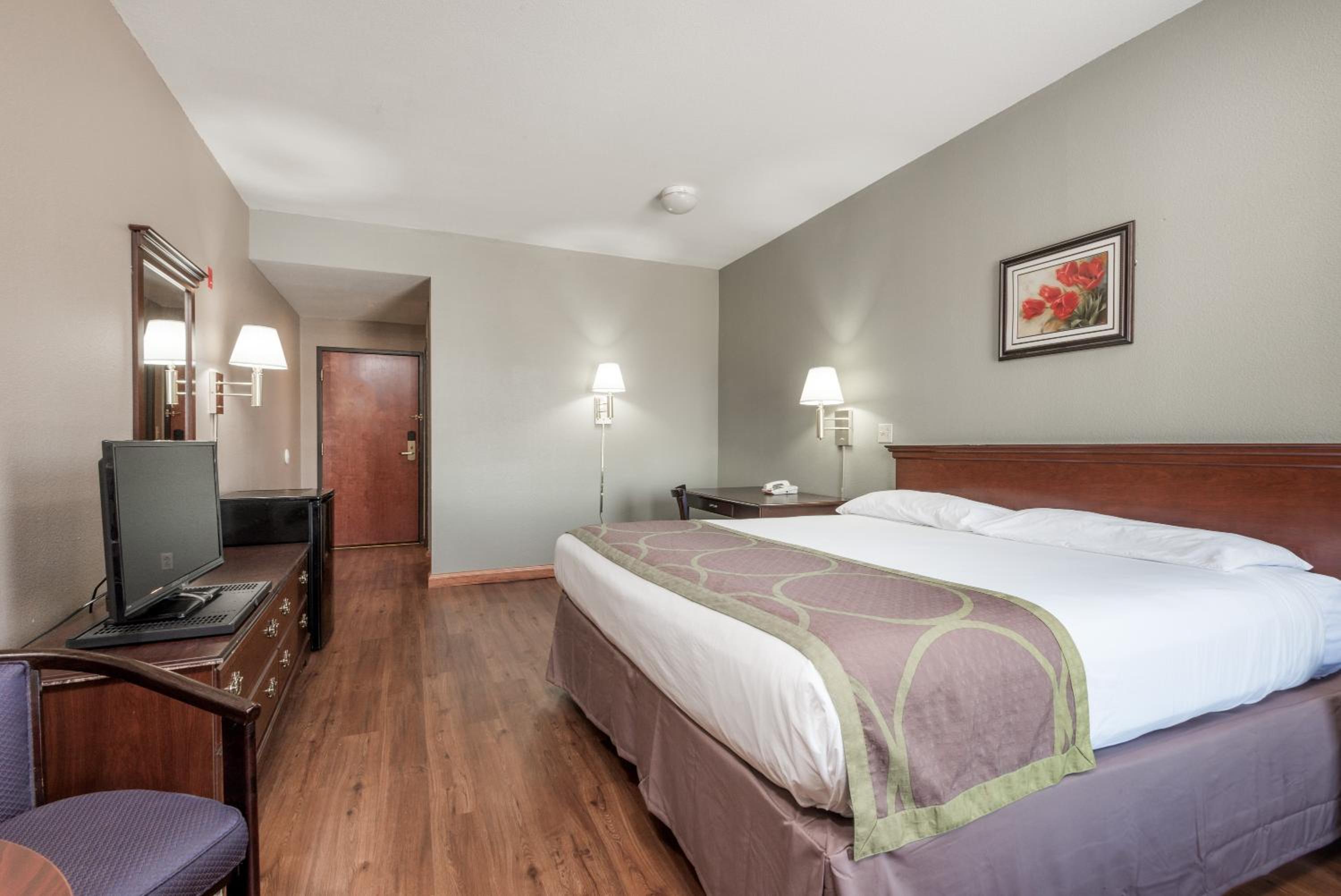 Deluxe King Room - Non-Smoking - Photo 1