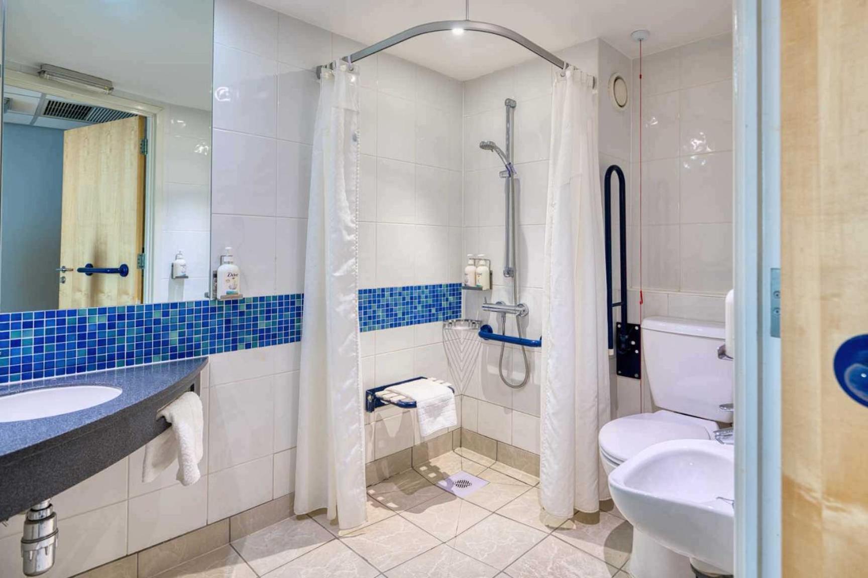 Double Room with Free Hot Breakfast - Accessible - Photo 10