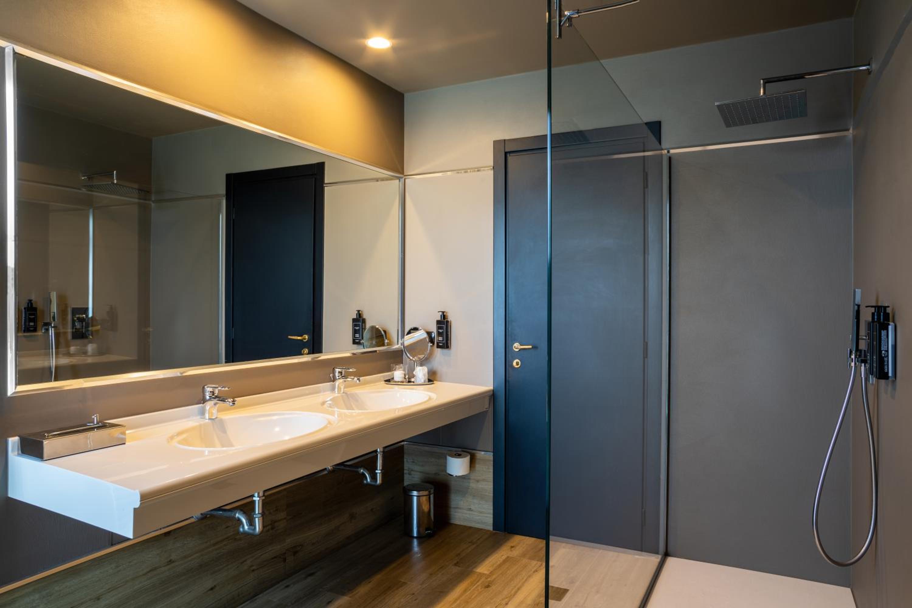 Suite (2 Adults) photo 2