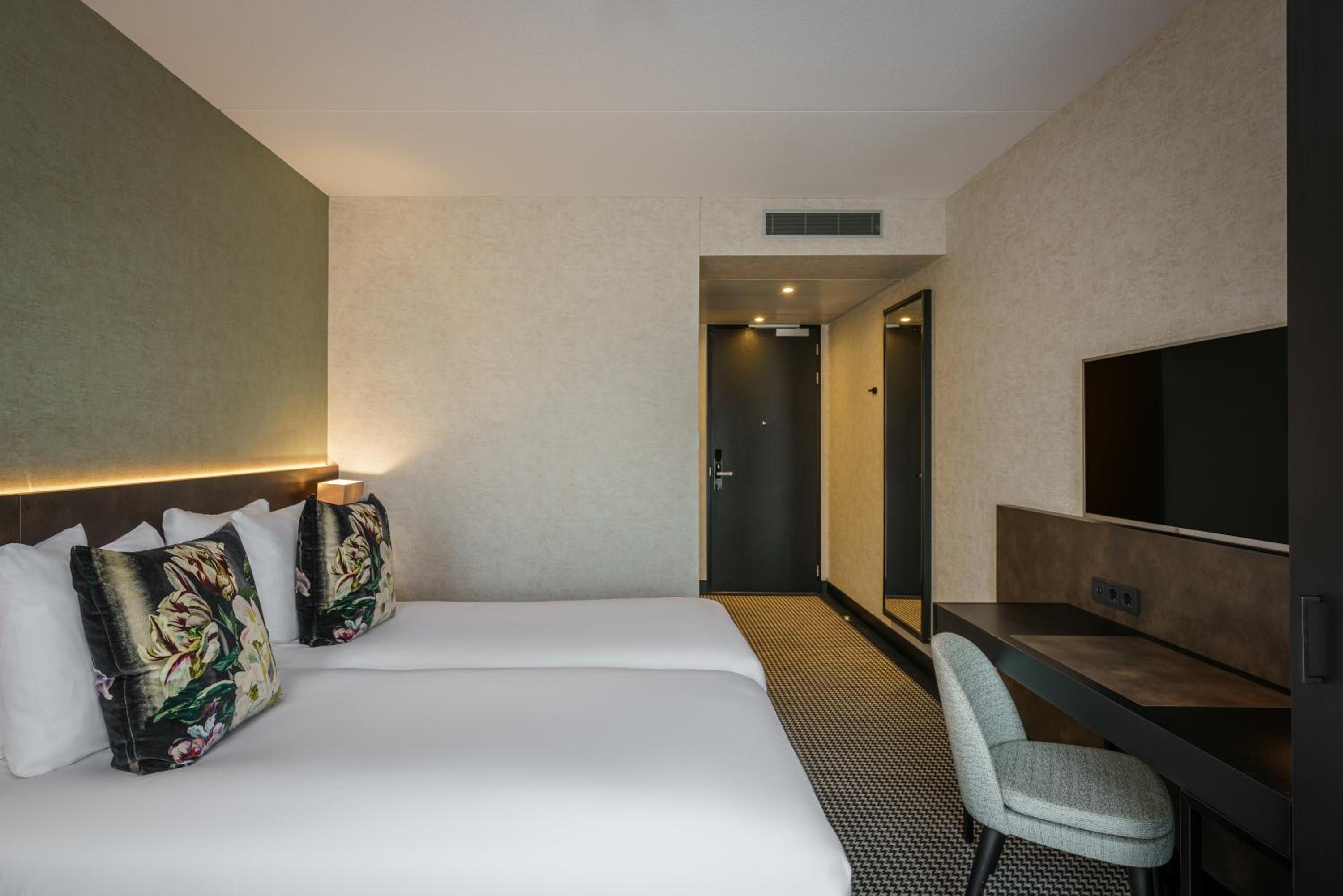 Twin Room thumbnail 6