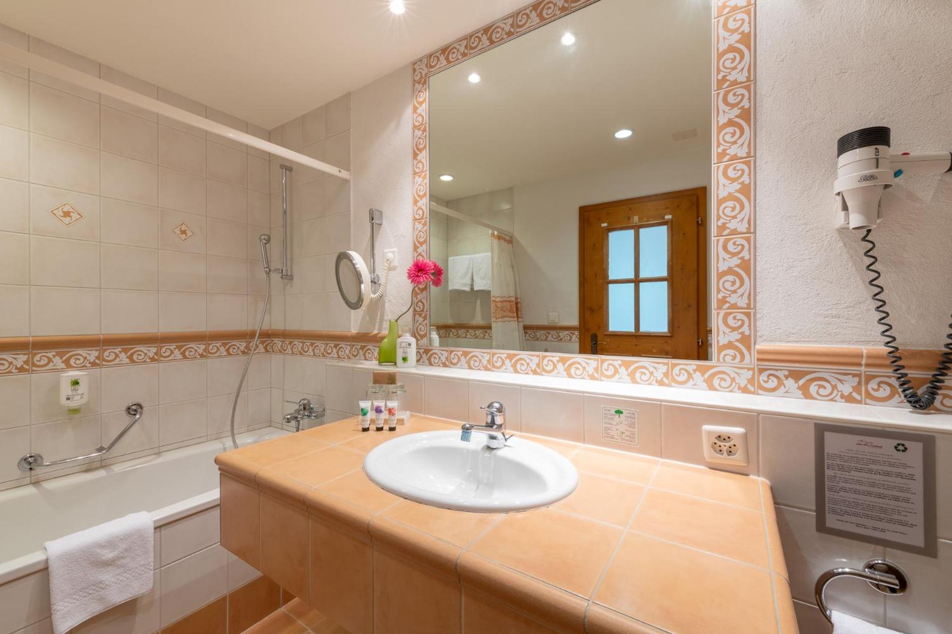 Double Room Comfort Basic with Sitting Corner, without Balcony thumbnail 5