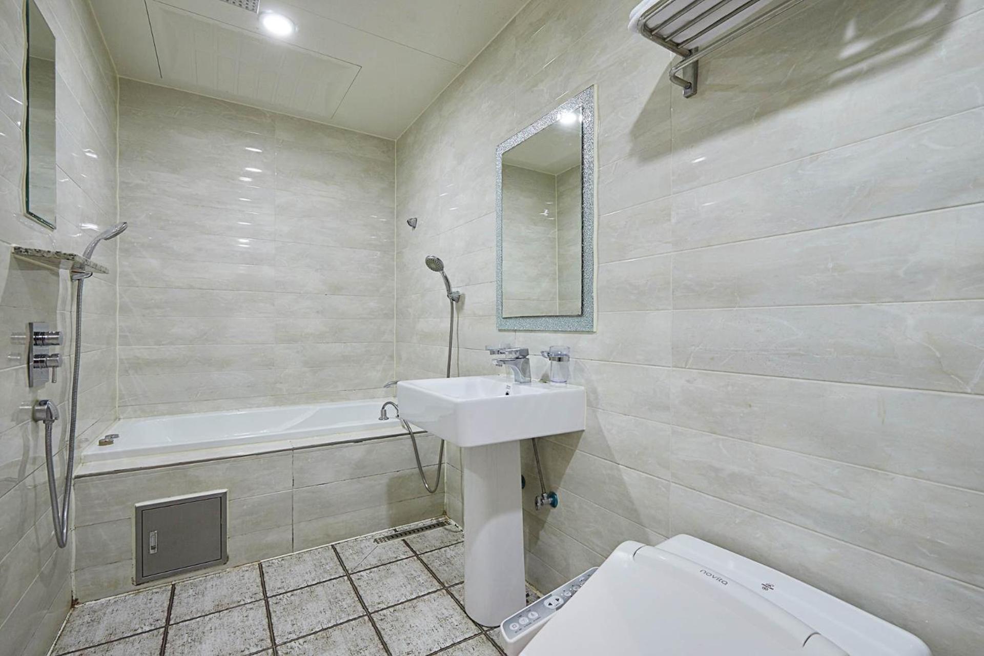 Deluxe King Room photo 2