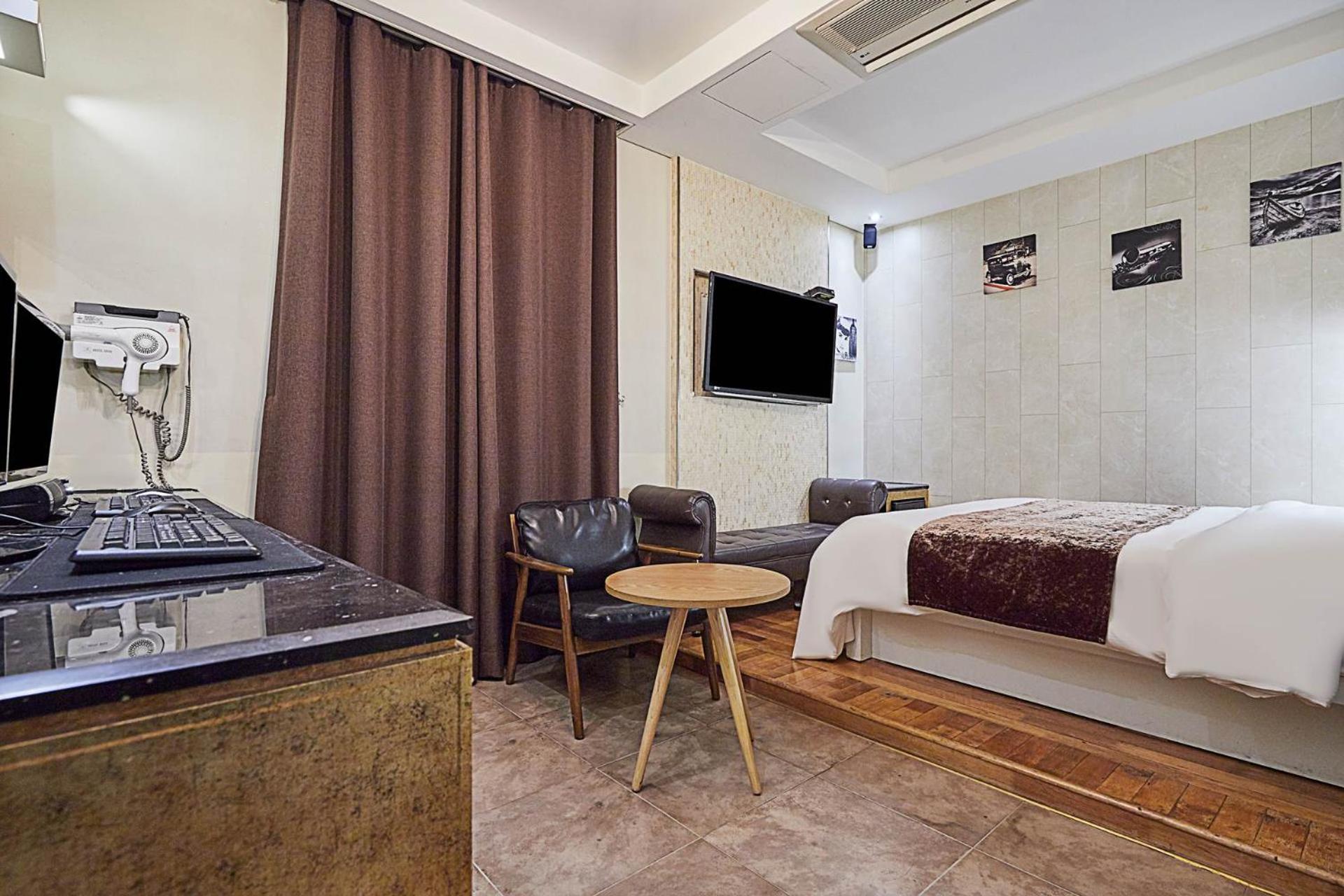 Deluxe King Room photo 1