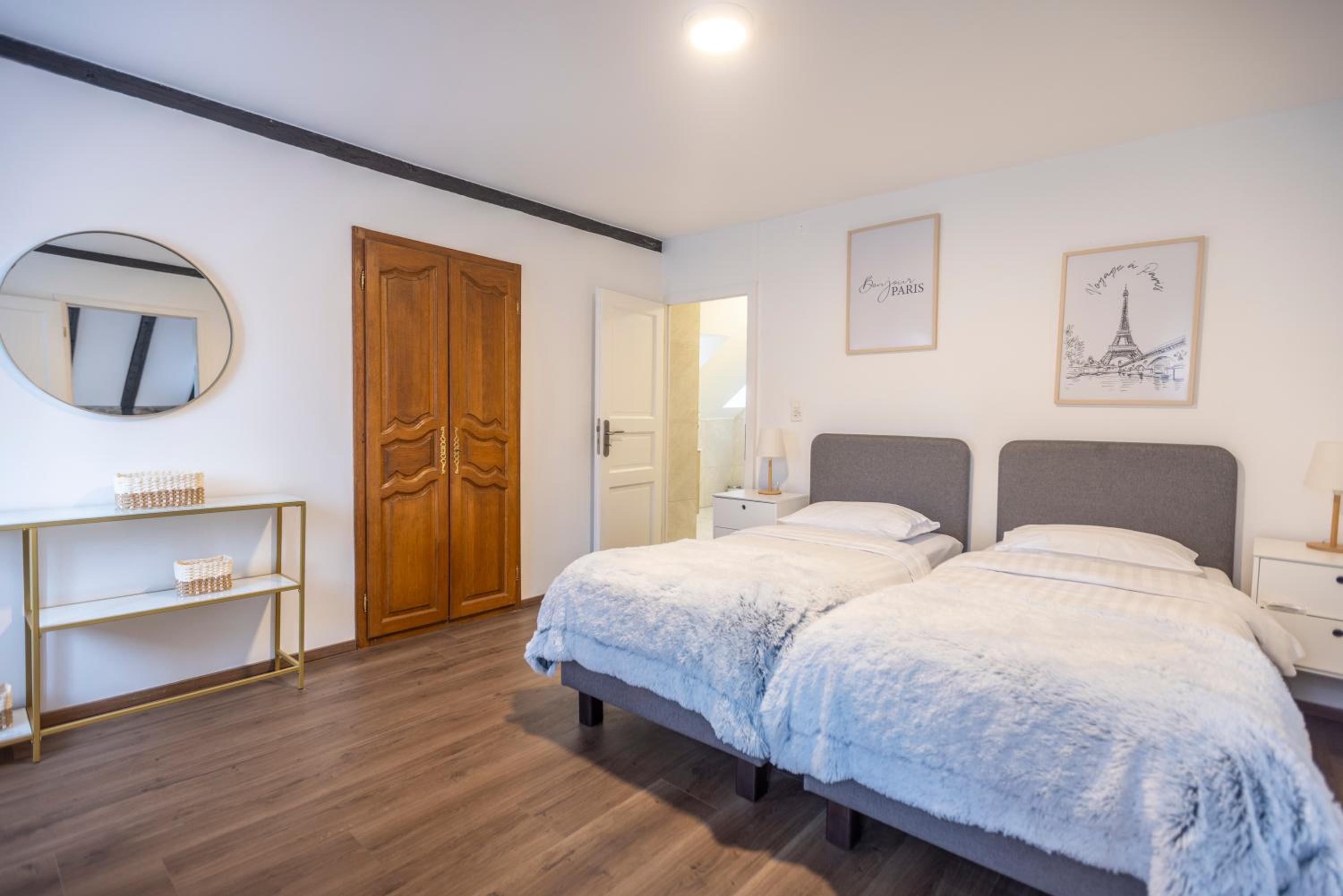Two-Bedroom Deluxe Apartment - Photo 4