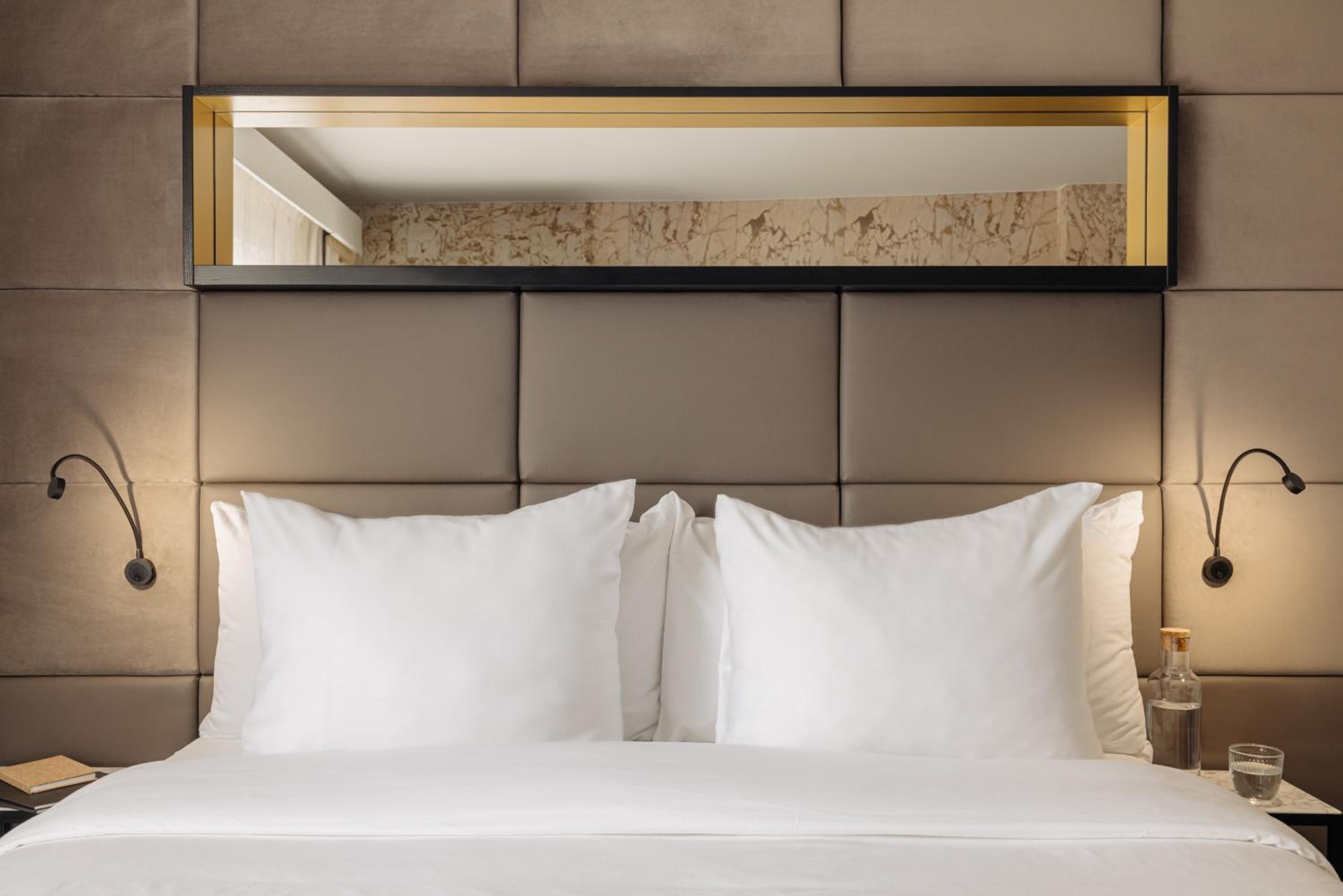 Superior Room 1 King Bed