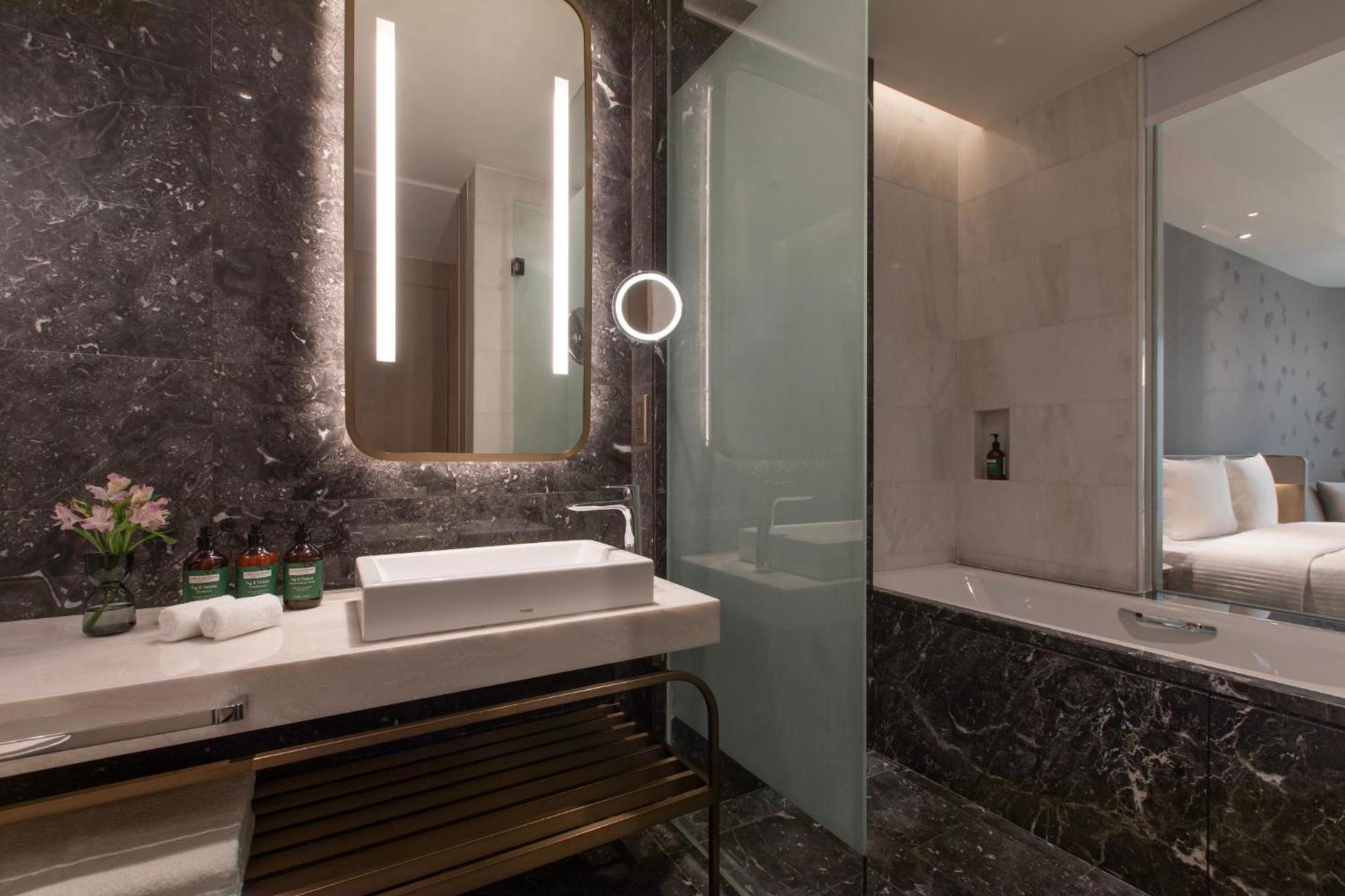 Standard King Room - High Floor photo 2