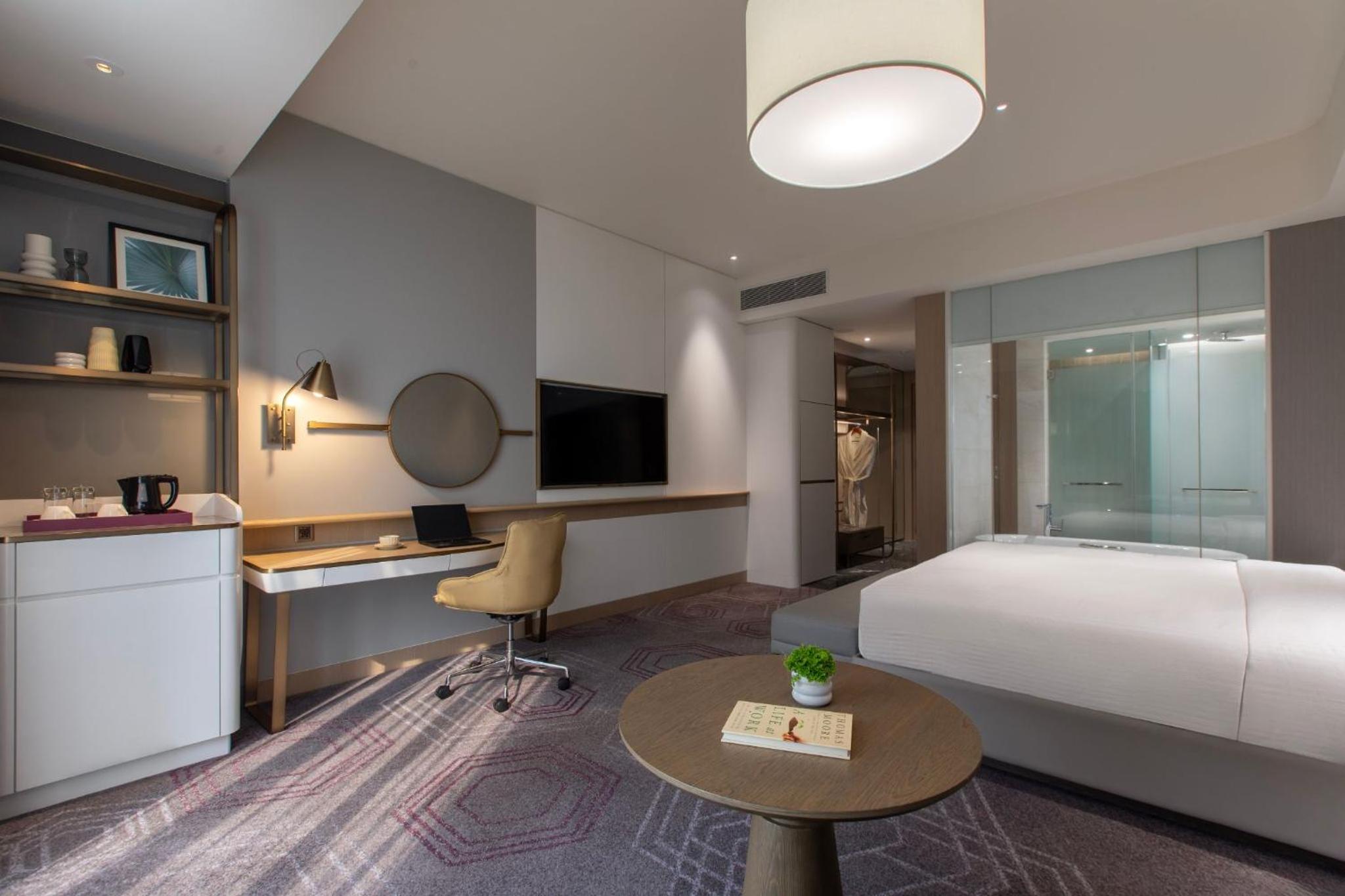 Premium King Room - High Floor photo 2