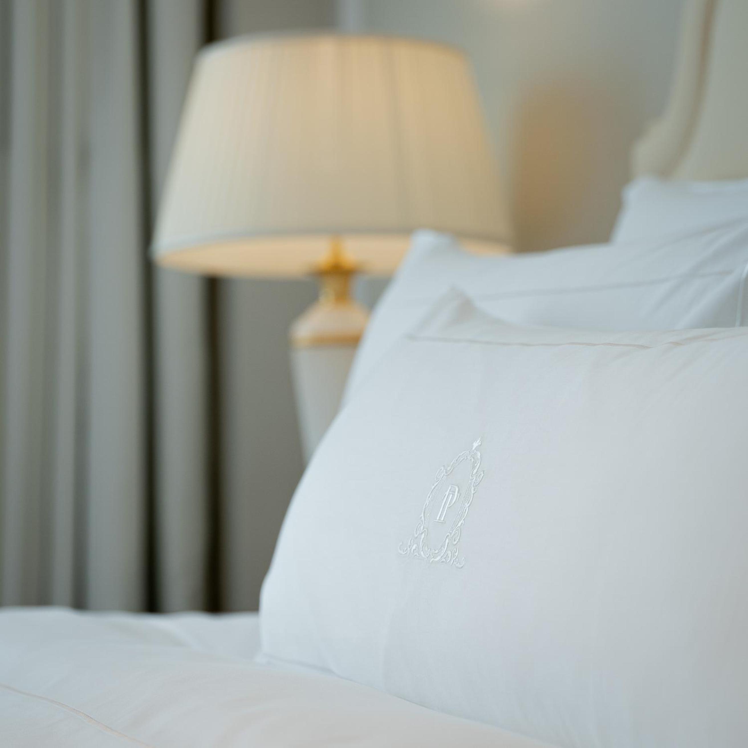 Deluxe King Room - Photo 4