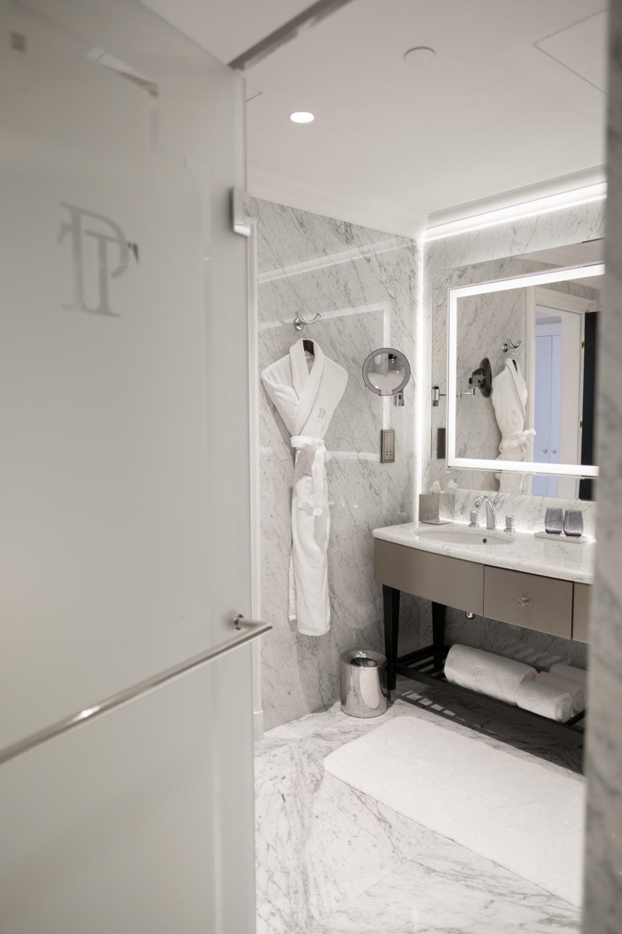 Deluxe King Room - Photo 2