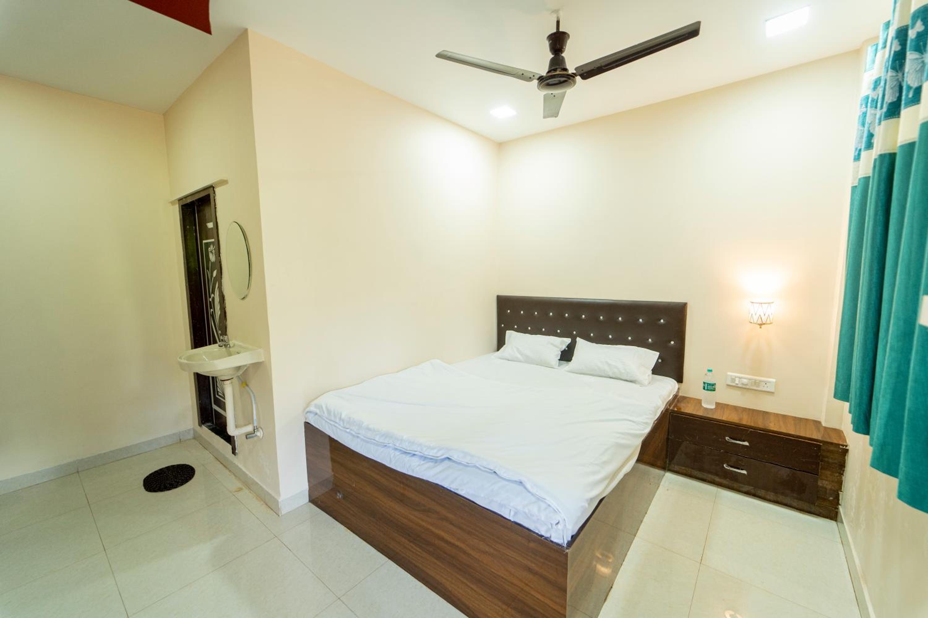 Deluxe Double Room (2 Adults + 1 Child) - Photo 2