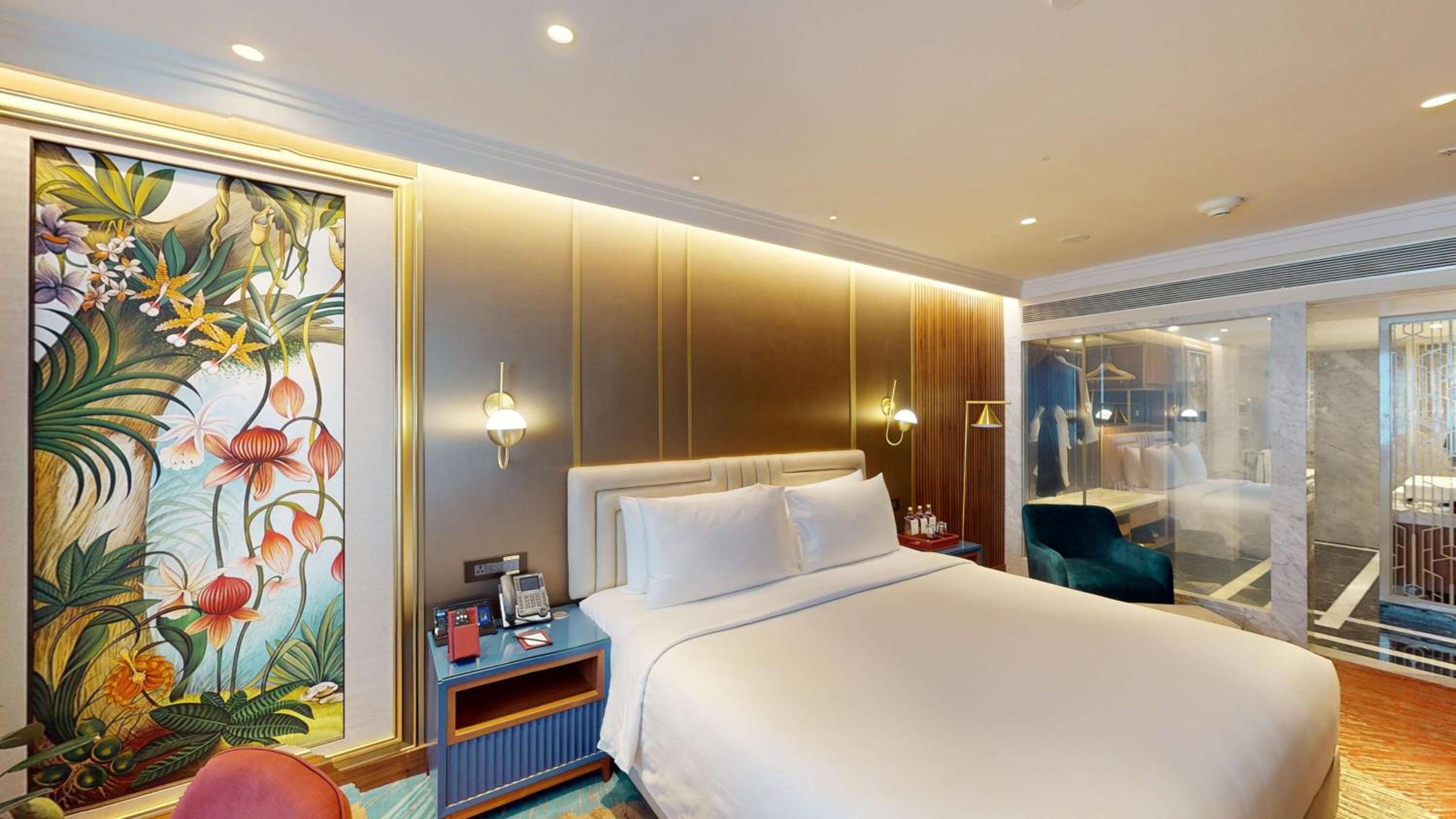 Presidential PentHouse Suite with Airport Transfers and Club Lounge access