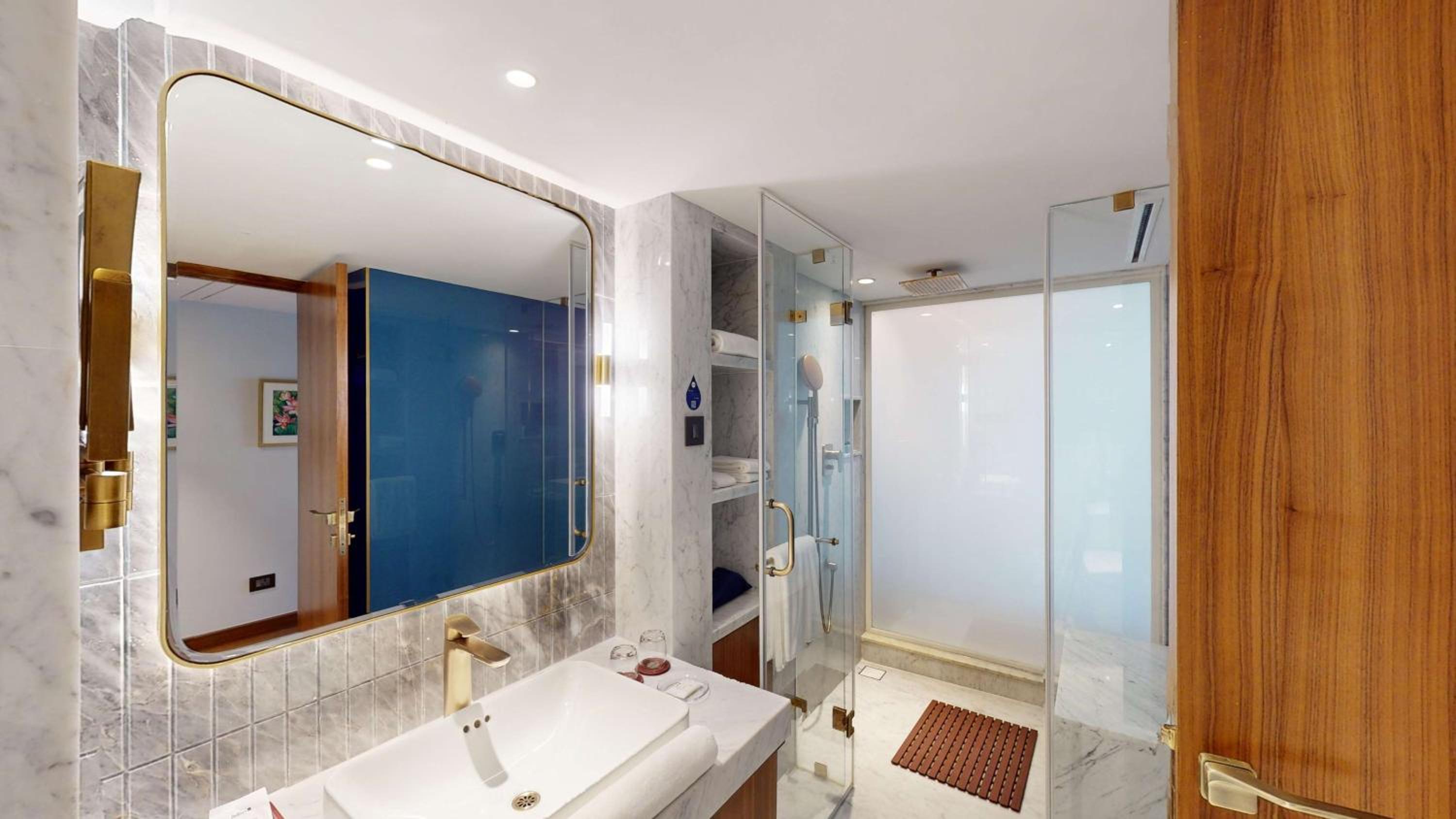 Presidential PentHouse Suite with Airport Transfers and Club Lounge access thumbnail 5