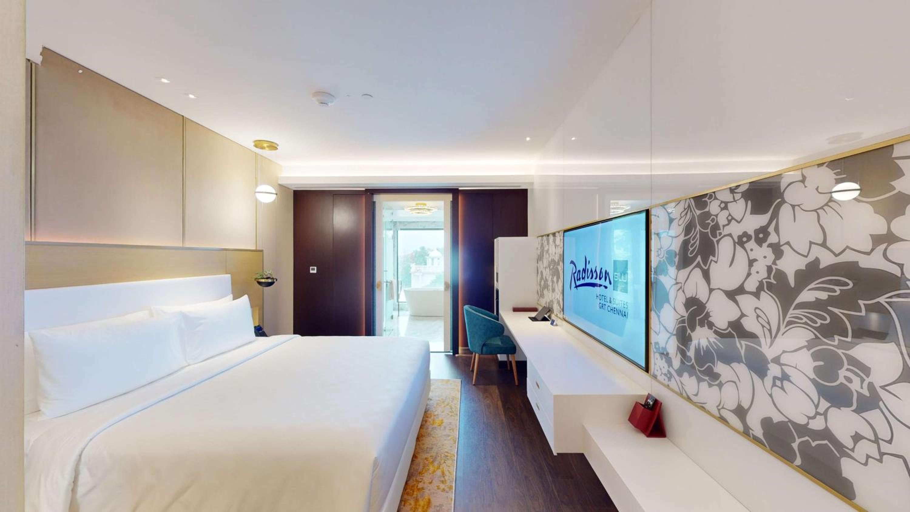 Junior Suite with Airport Transfers and Club Lounge access thumbnail 6