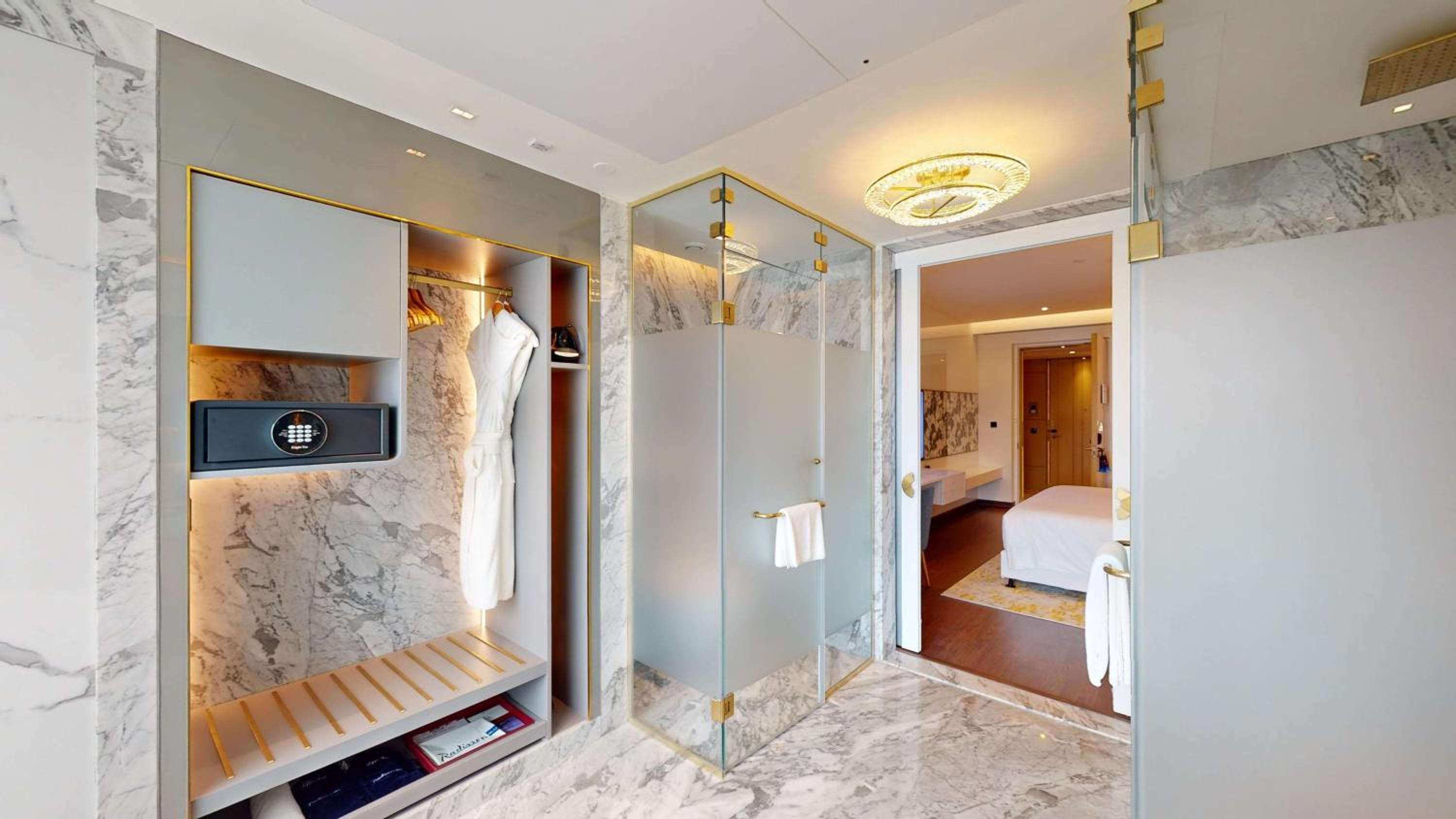 Junior Suite with Airport Transfers and Club Lounge access thumbnail 5