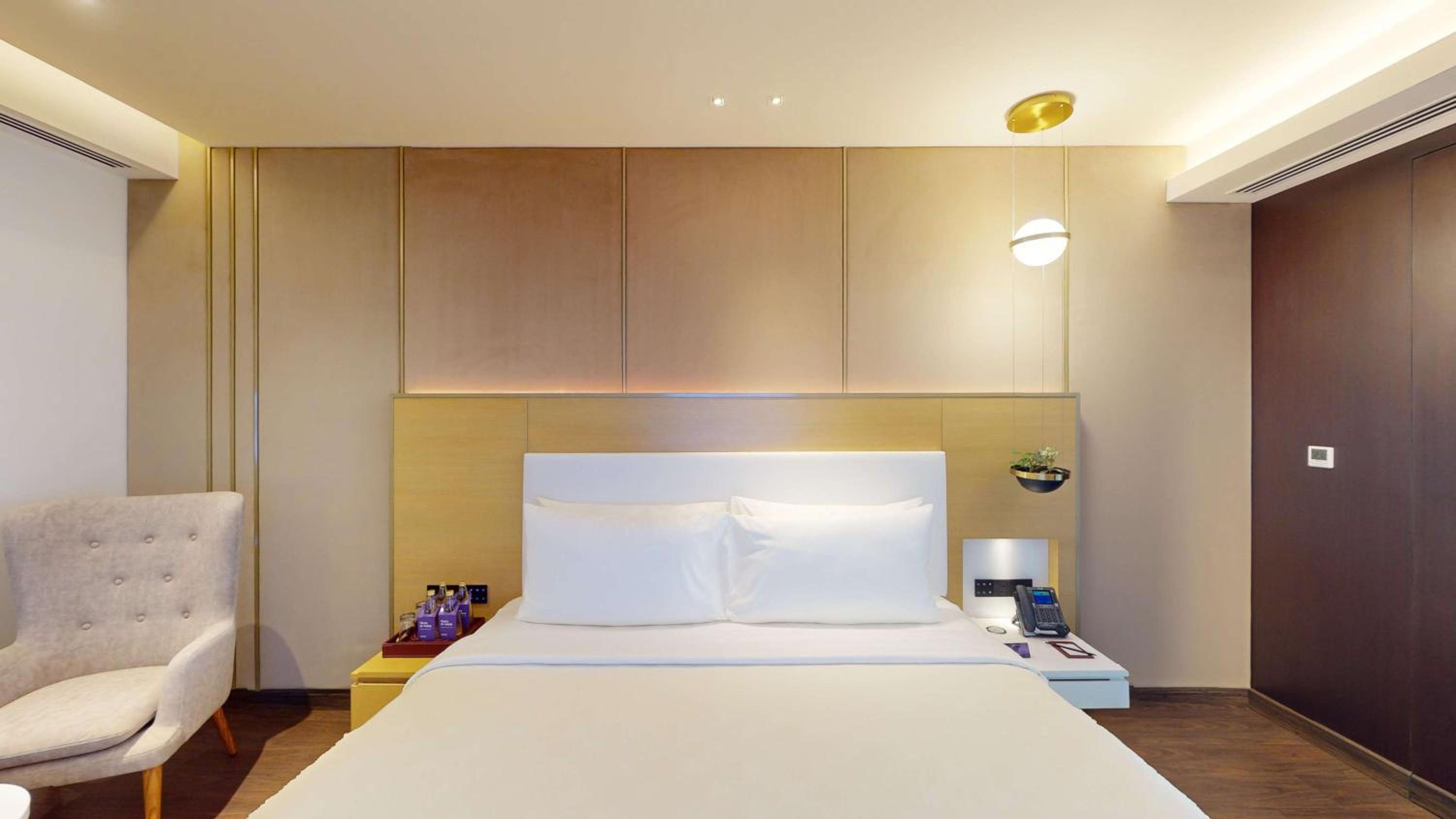 Junior Suite with Airport Transfers and Club Lounge access
