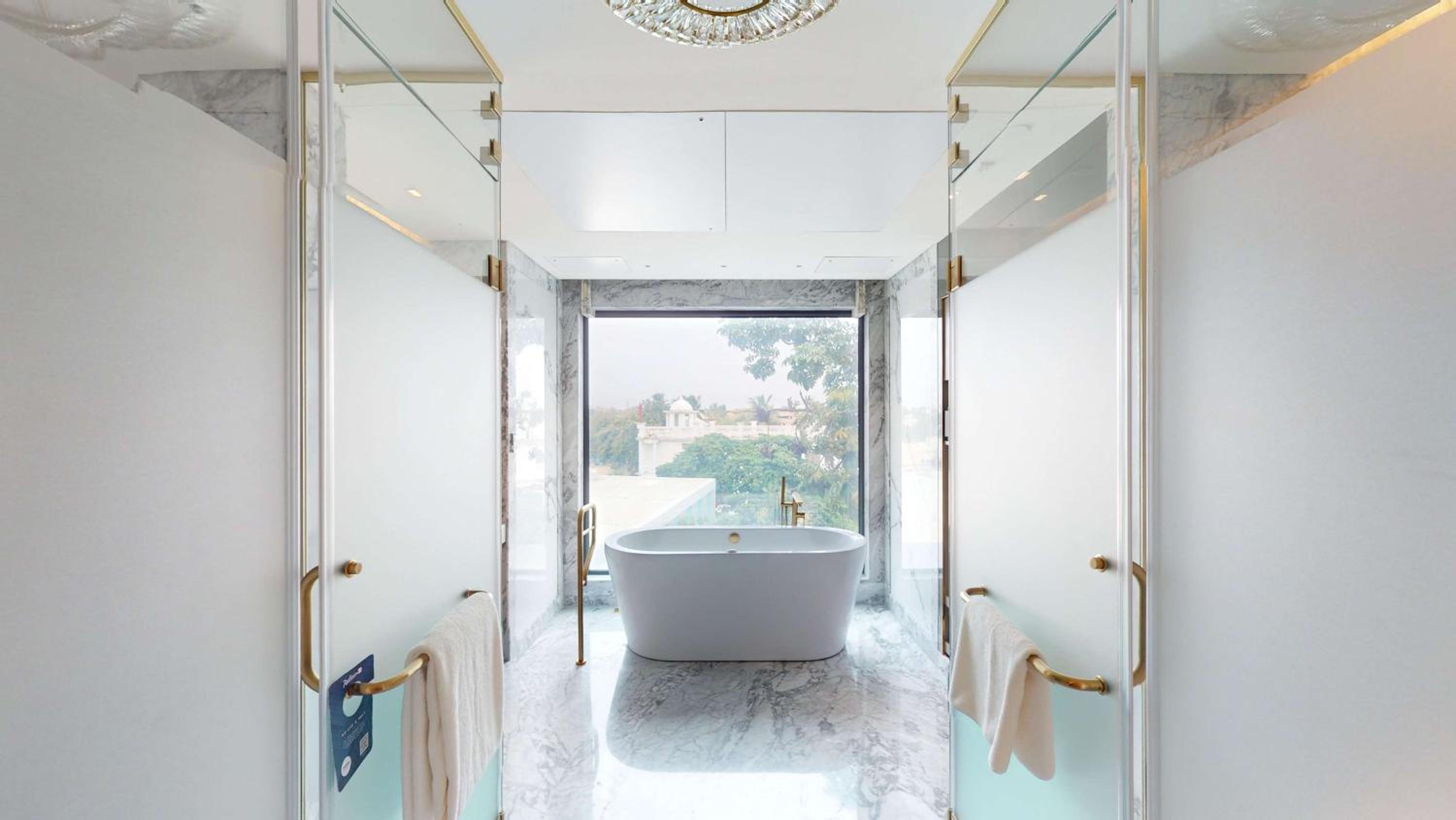 Junior Suite with Airport Transfers and Club Lounge access