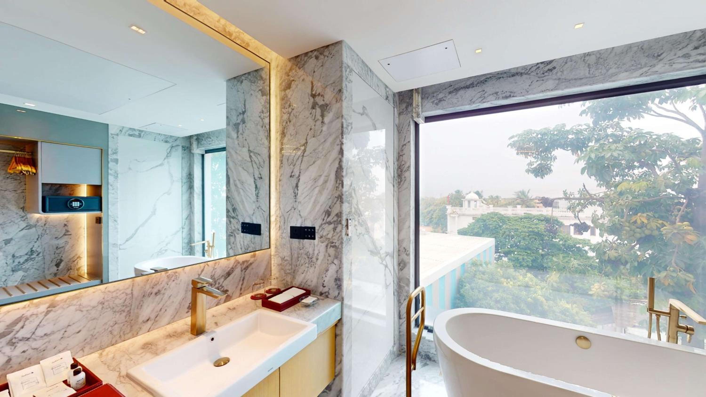 One-Bedroom Suite with Airport Transfers and Club Lounge access thumbnail 5