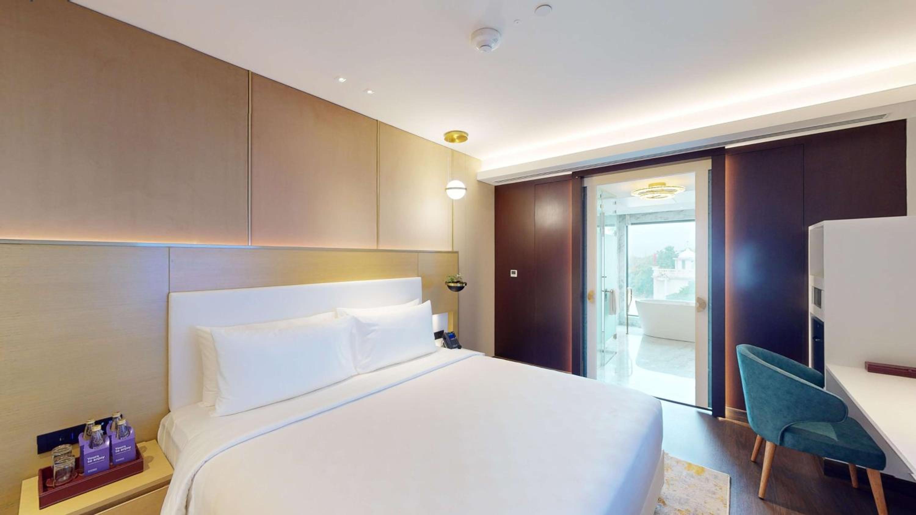 Junior Suite with Airport Transfers and Club Lounge access