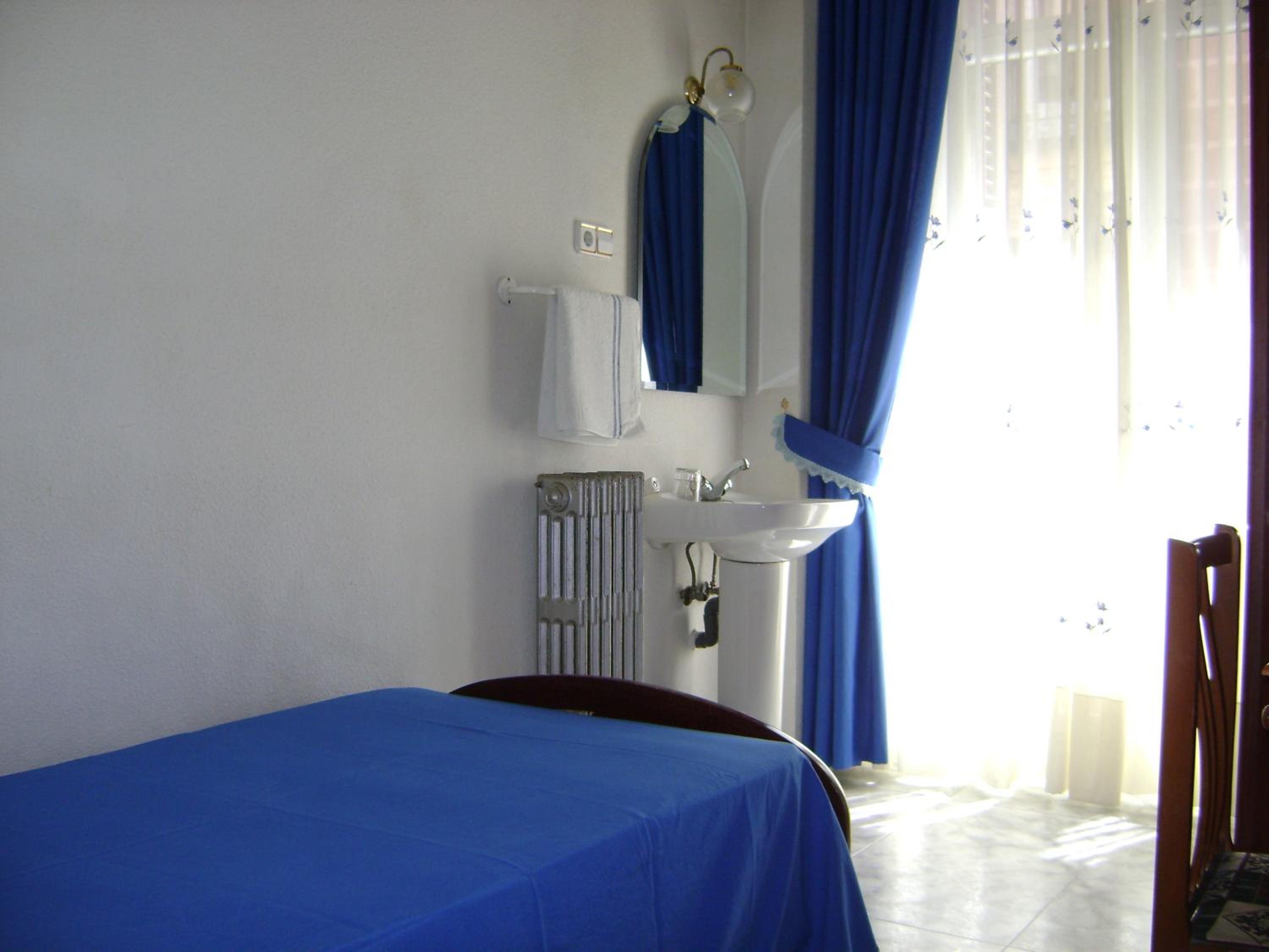 Economy Single Room with Shared Bathroom photo 3