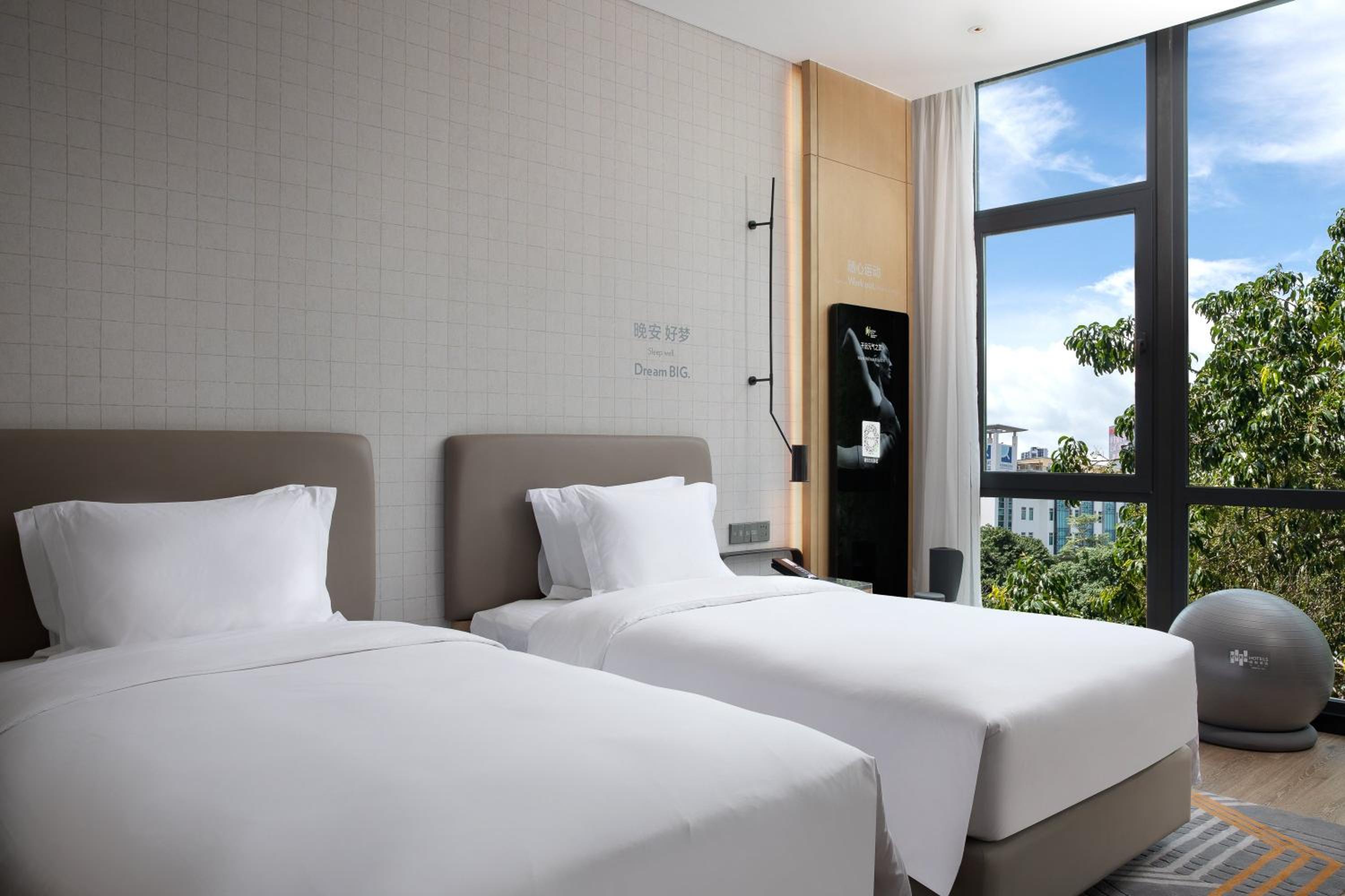 Premium Double Room with Two Double Beds and City View - Photo 3
