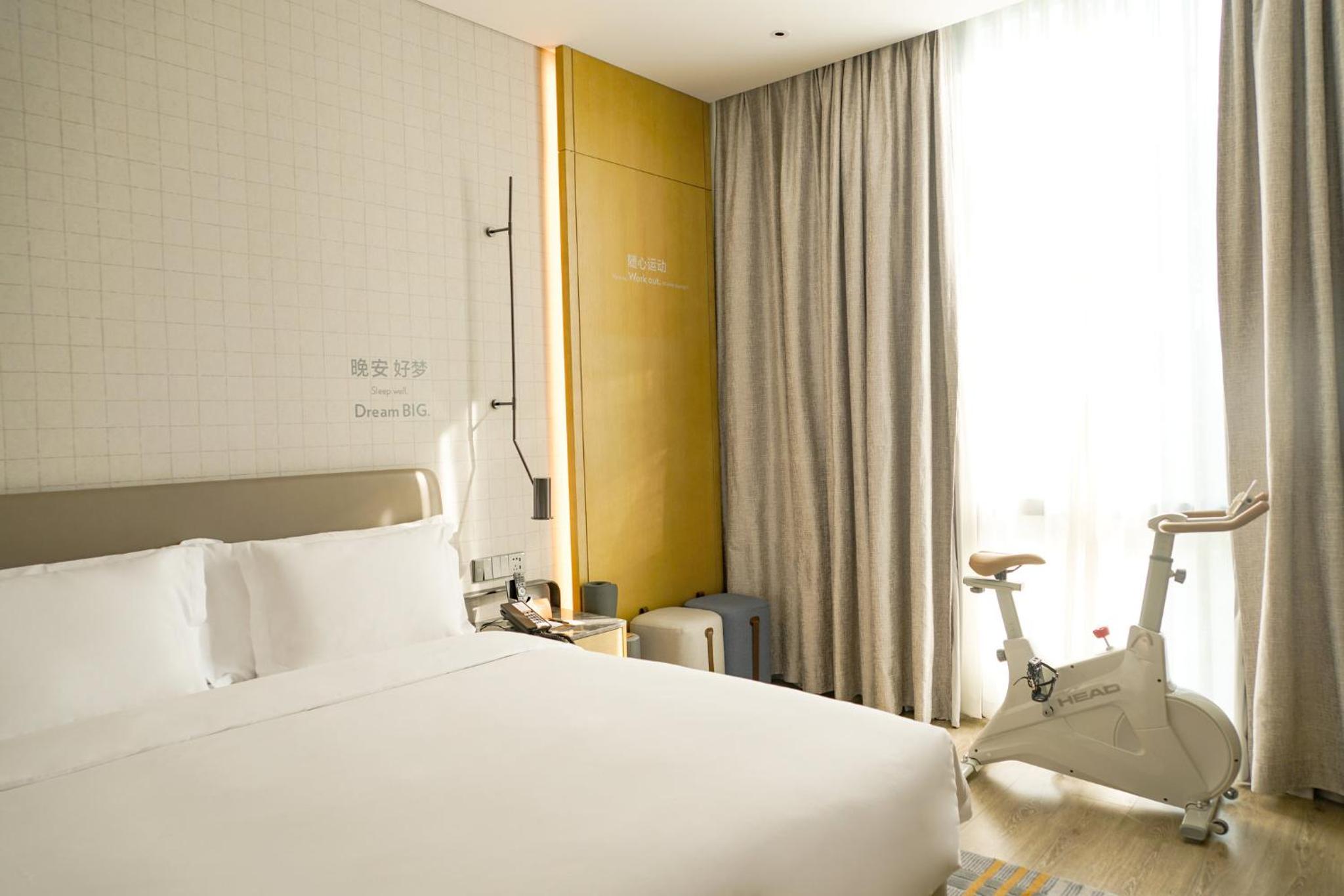 Standard King Room with City View - Photo 6
