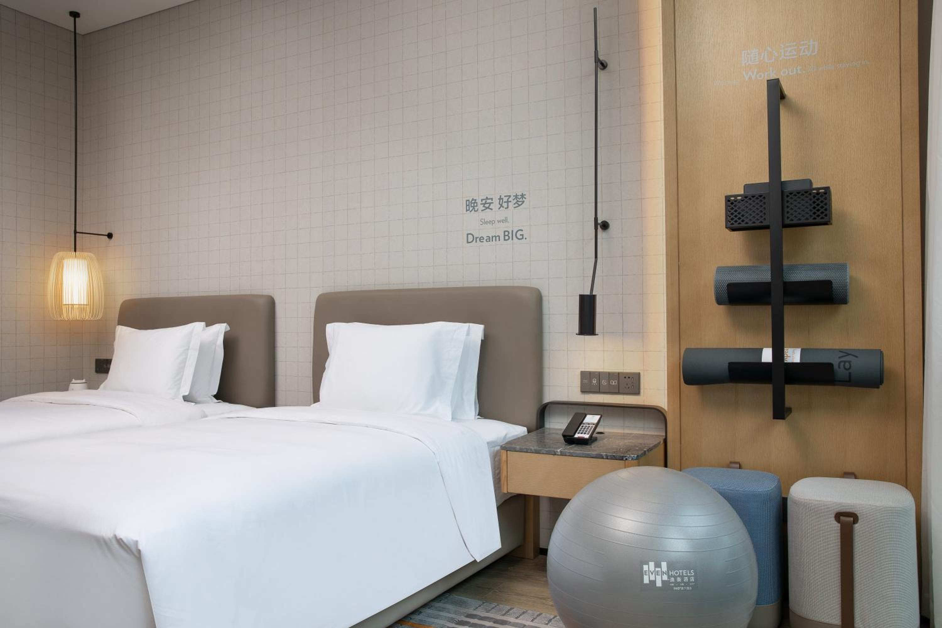 Premium King Room with City View - Photo 6