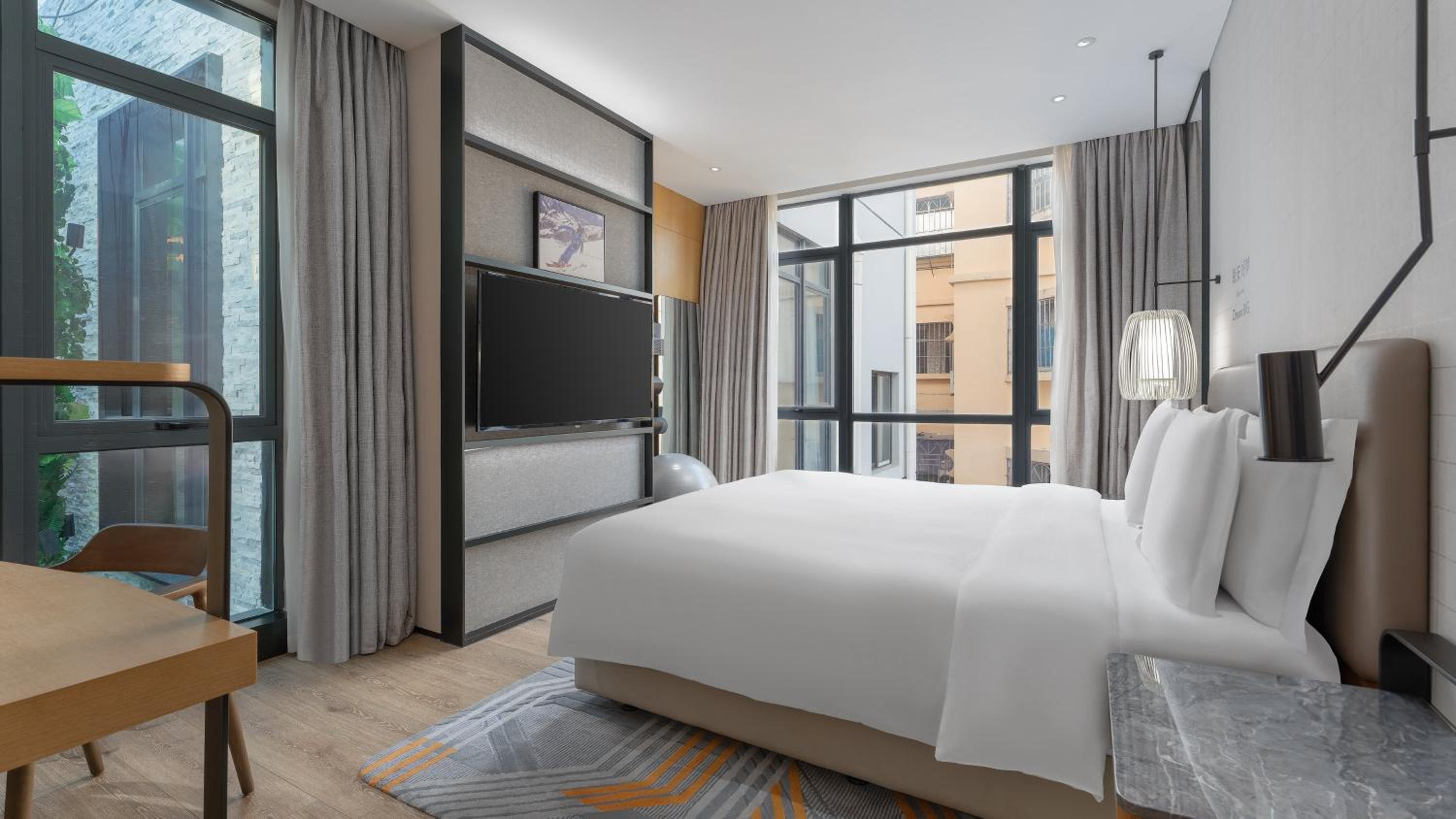Standard King Room with City View - Photo 8