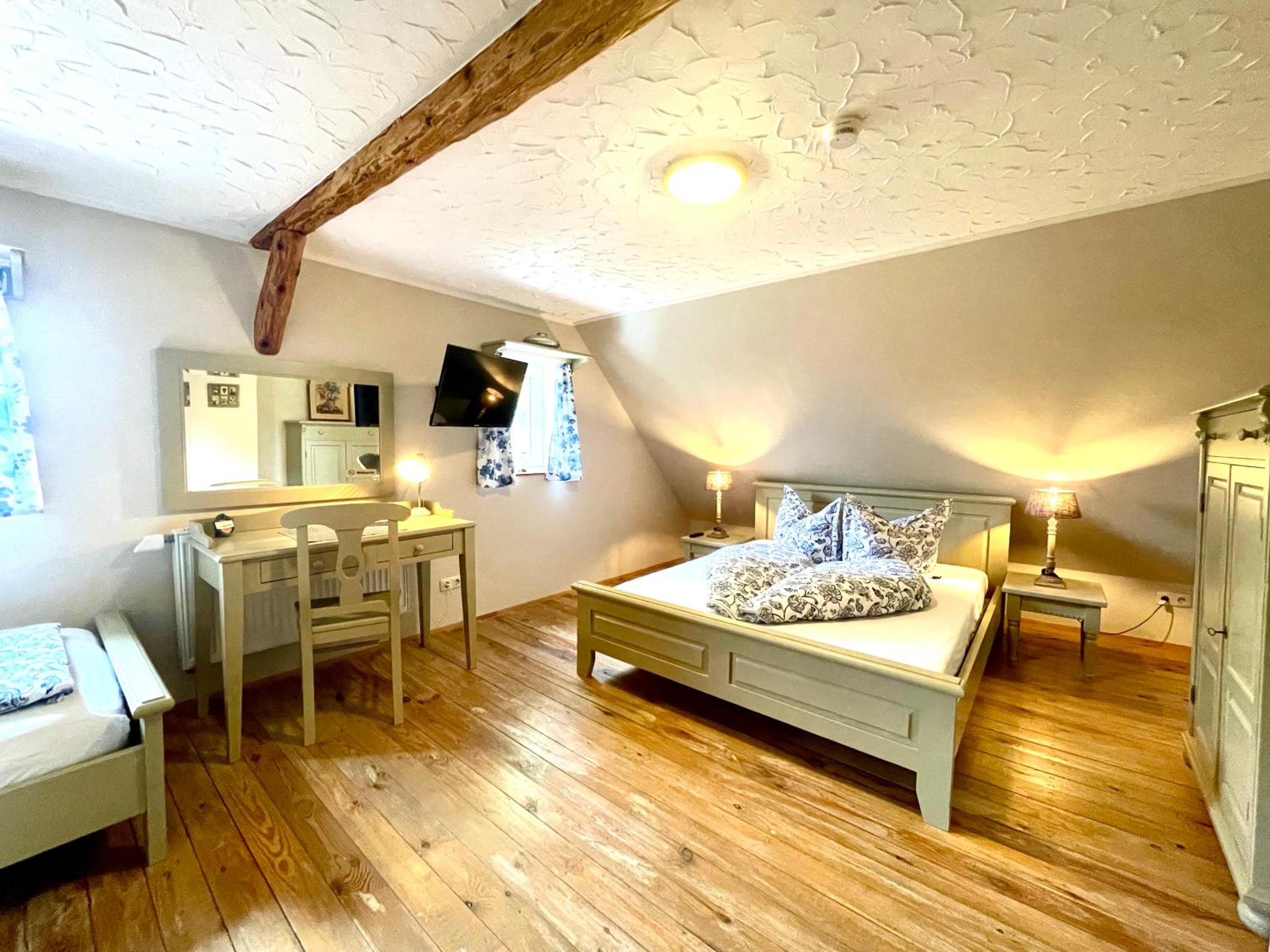 Triple Room with Private Bathroom - Photo 3