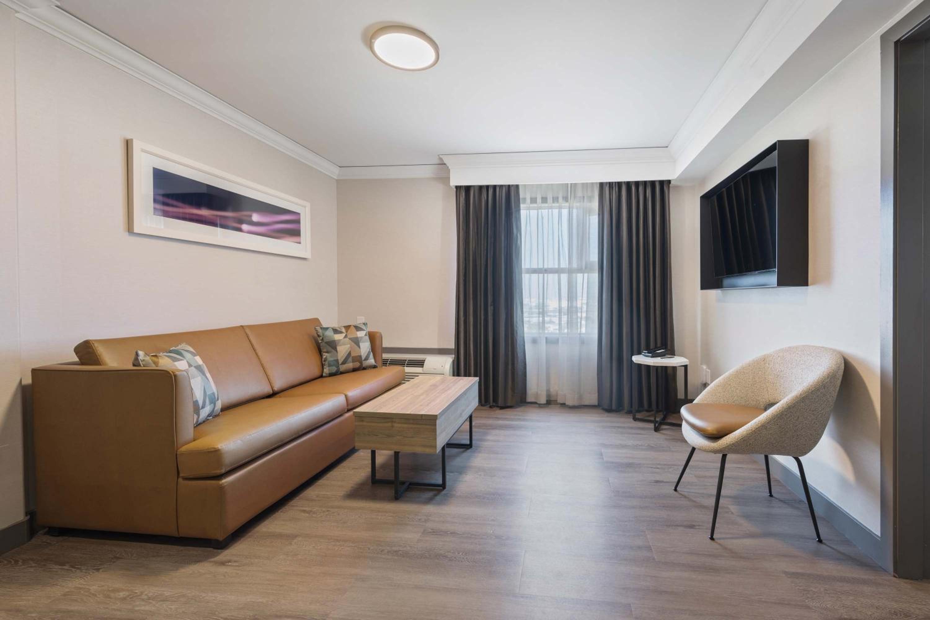 Penthouse Suite, 1 King Bed, Sofa Bed, Kitchen - Photo 4