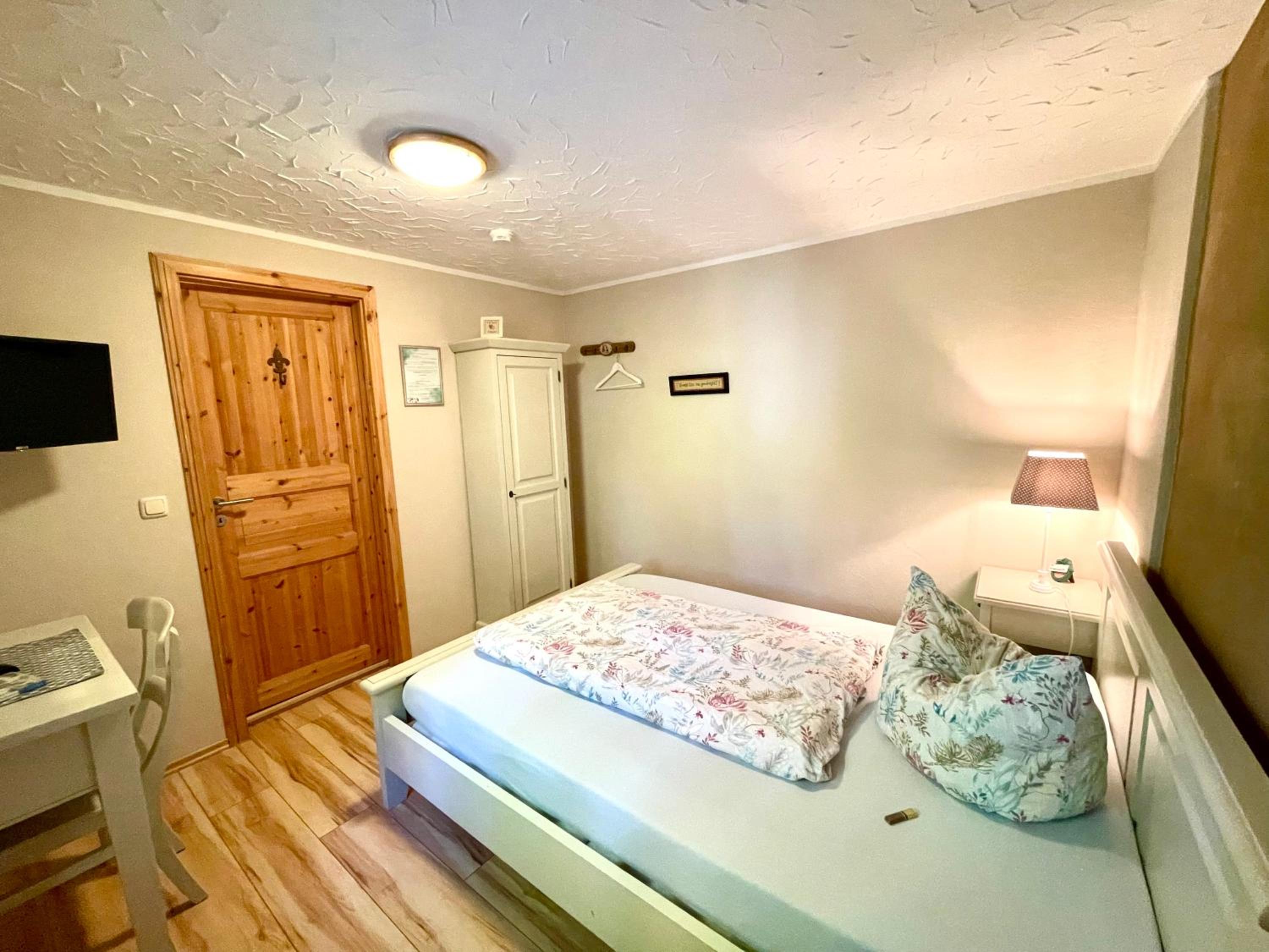 Single Room with Private Bathroom photo 2