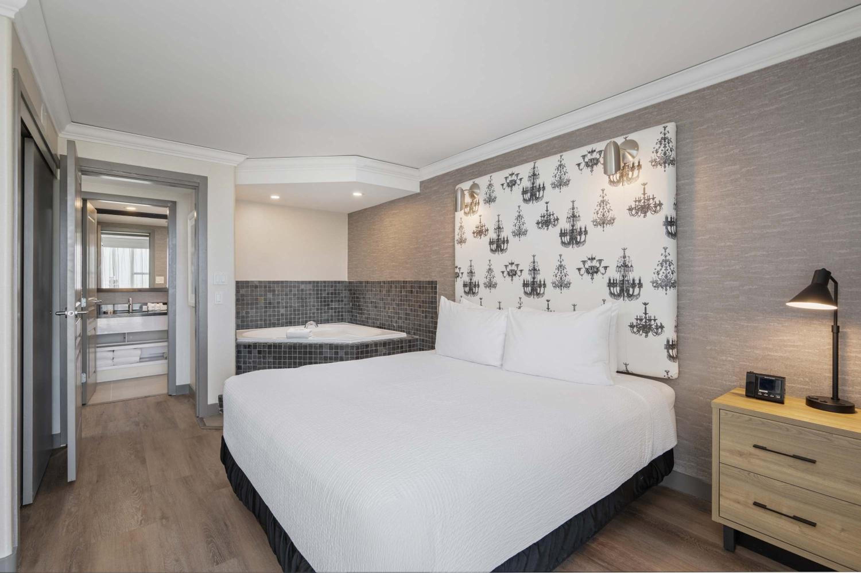 Grand Jacuzzi Suite, 1 King Bed, Sofa Bed, Kitchen - Photo 1