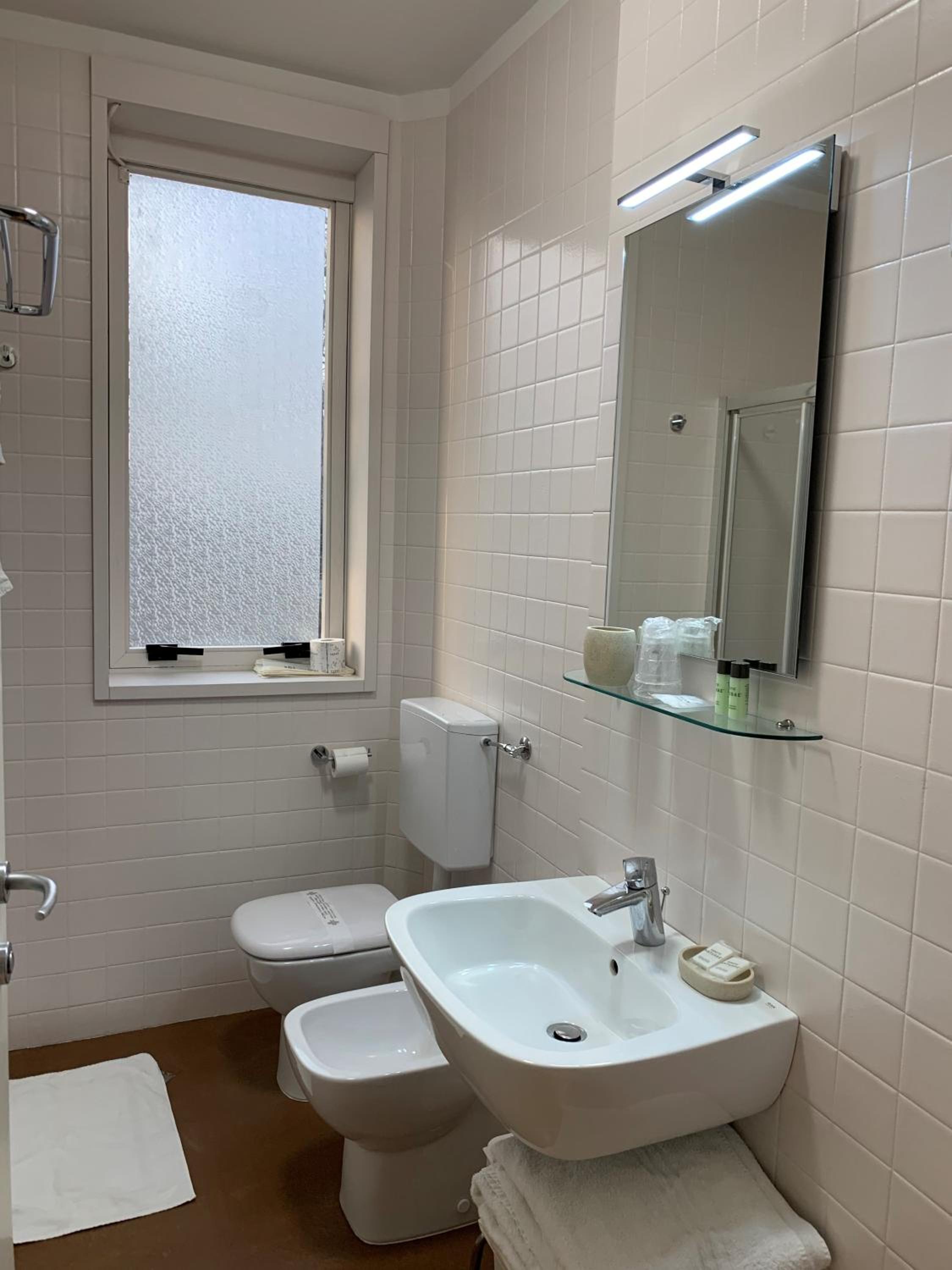 Standard Double Room - Photo 6