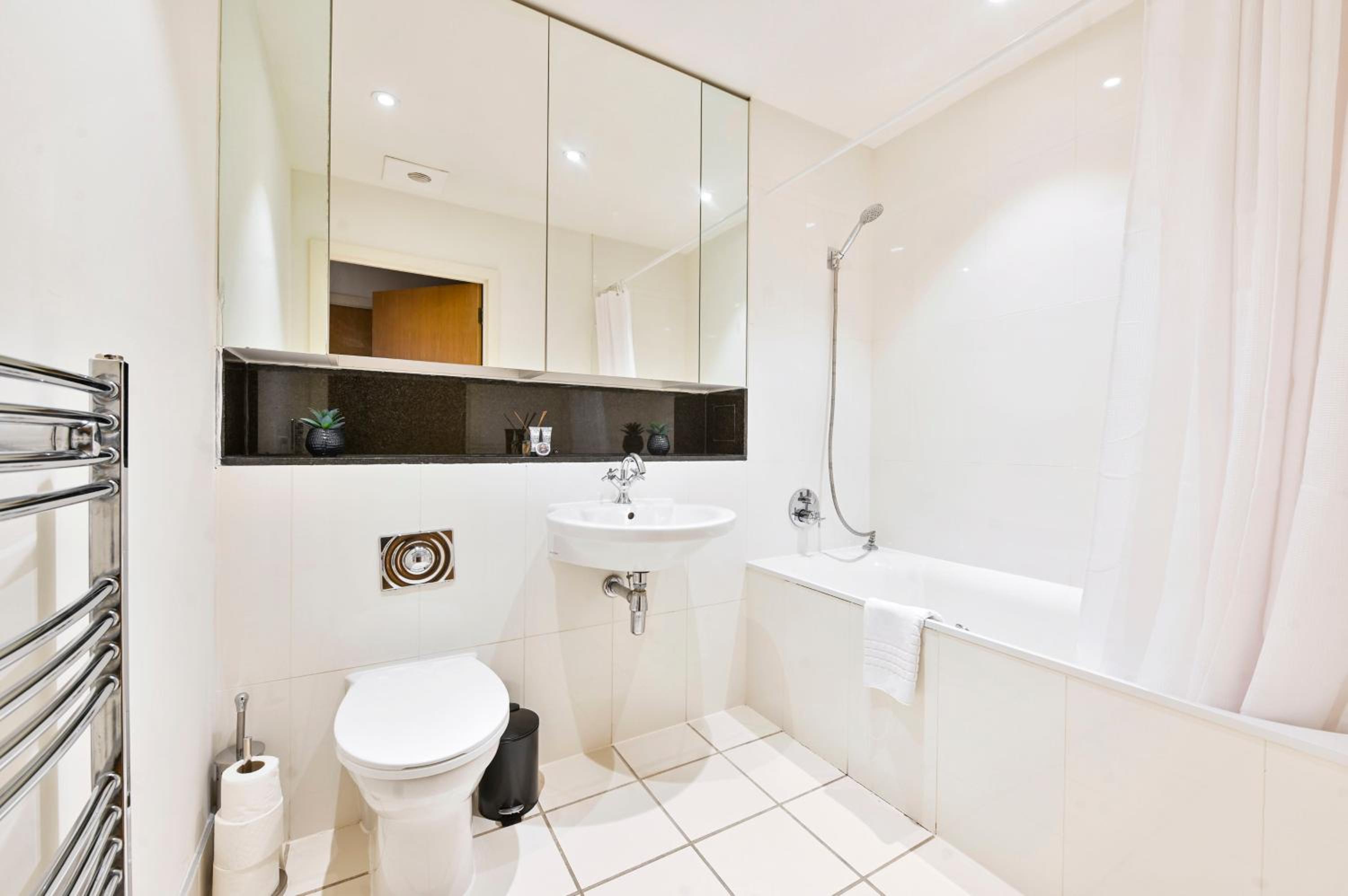 Two-Bedroom Deluxe Apartment with Balcony photo 2