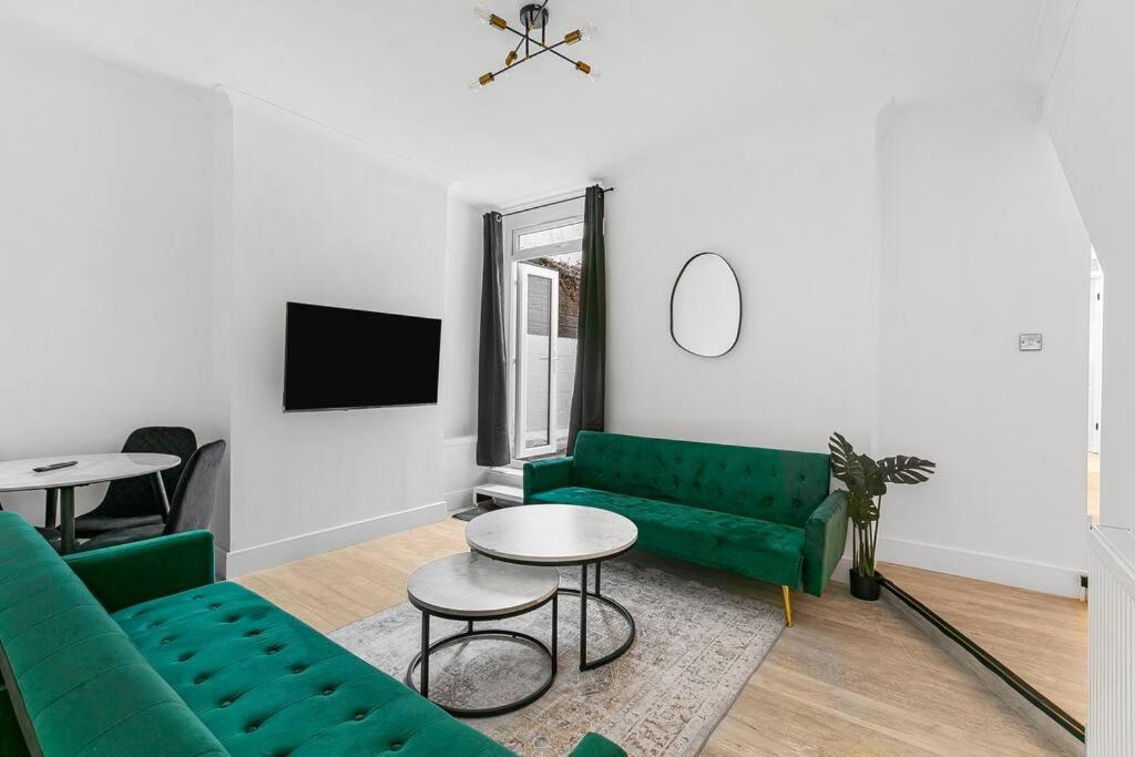 One-Bedroom Apartment photo 1