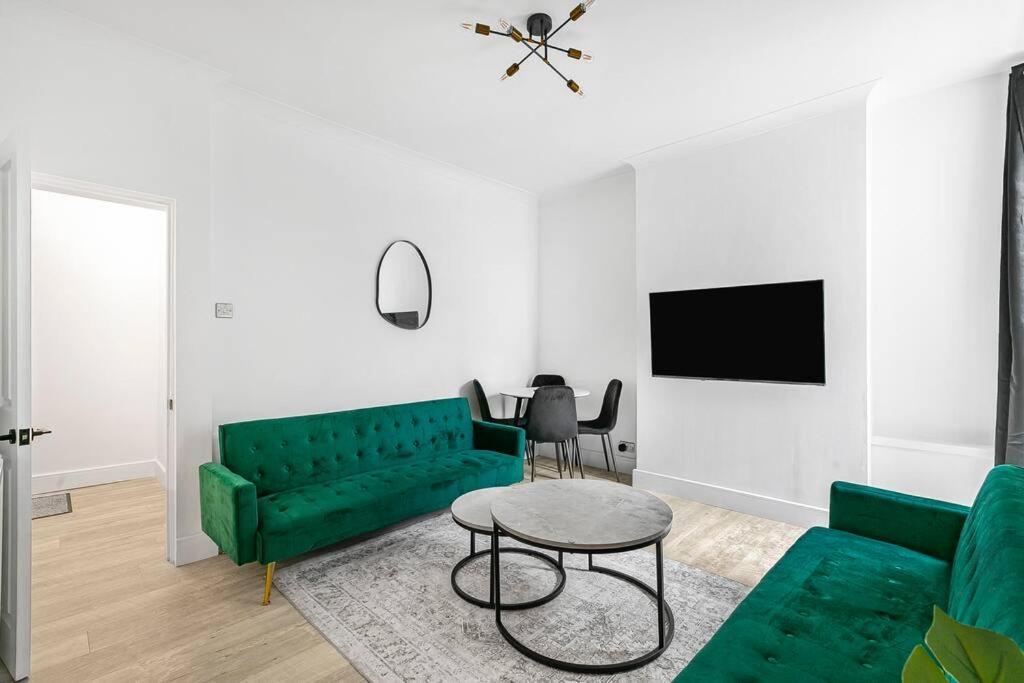 One-Bedroom Apartment photo 2
