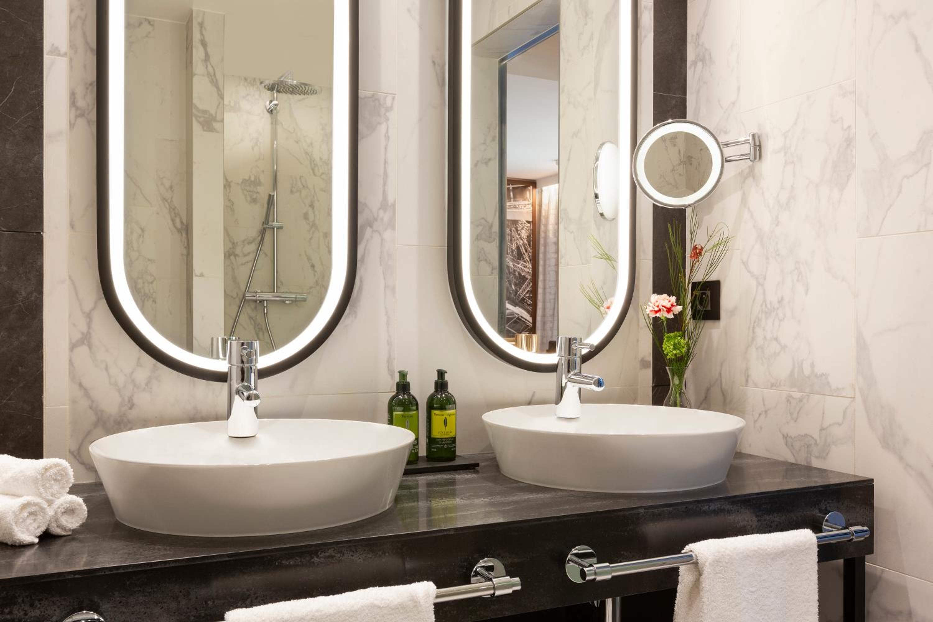 La Clef Tour Eiffel Paris by The Crest Collection bathroom photo