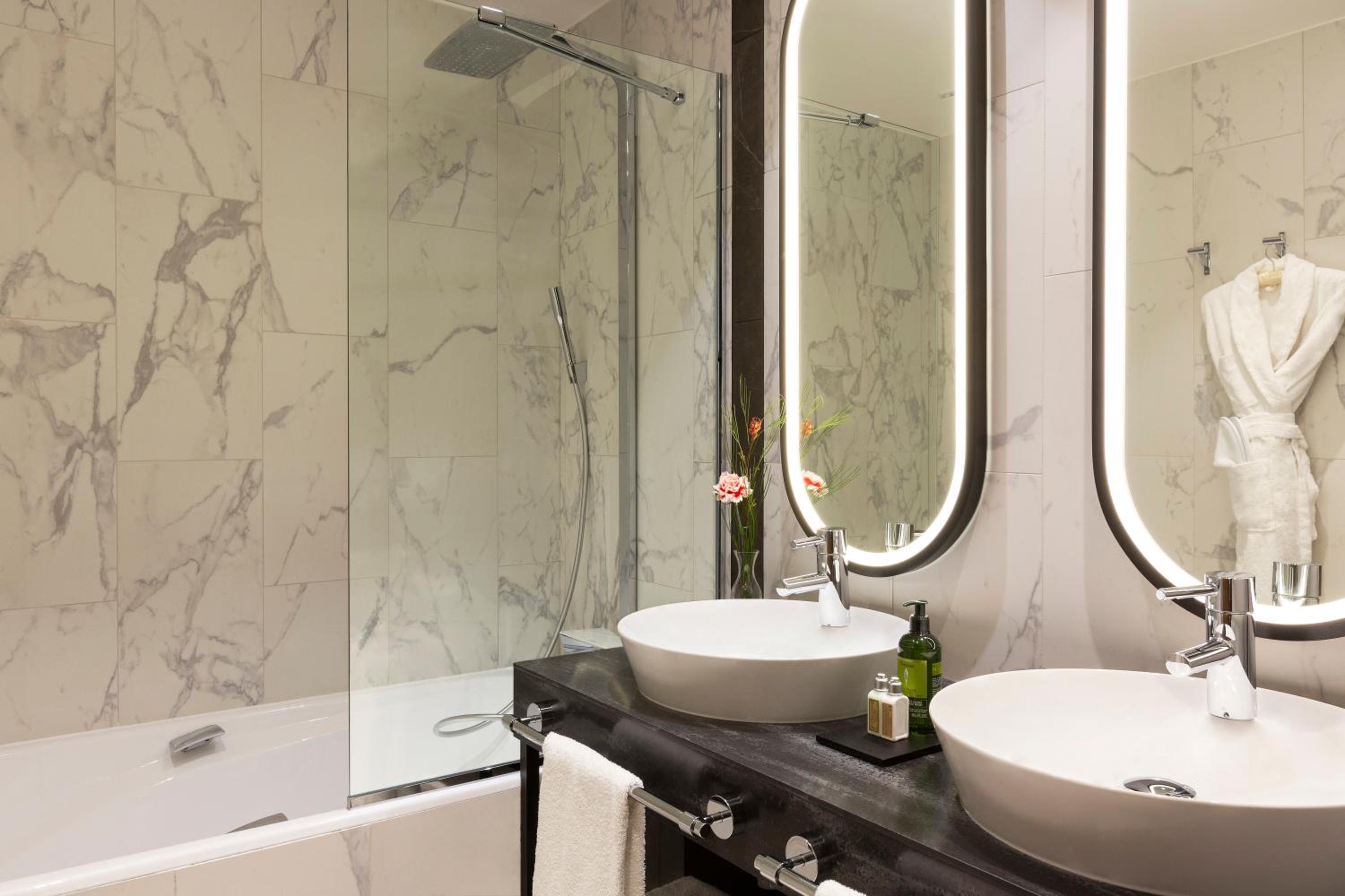 La Clef Tour Eiffel Paris by The Crest Collection bathroom photo