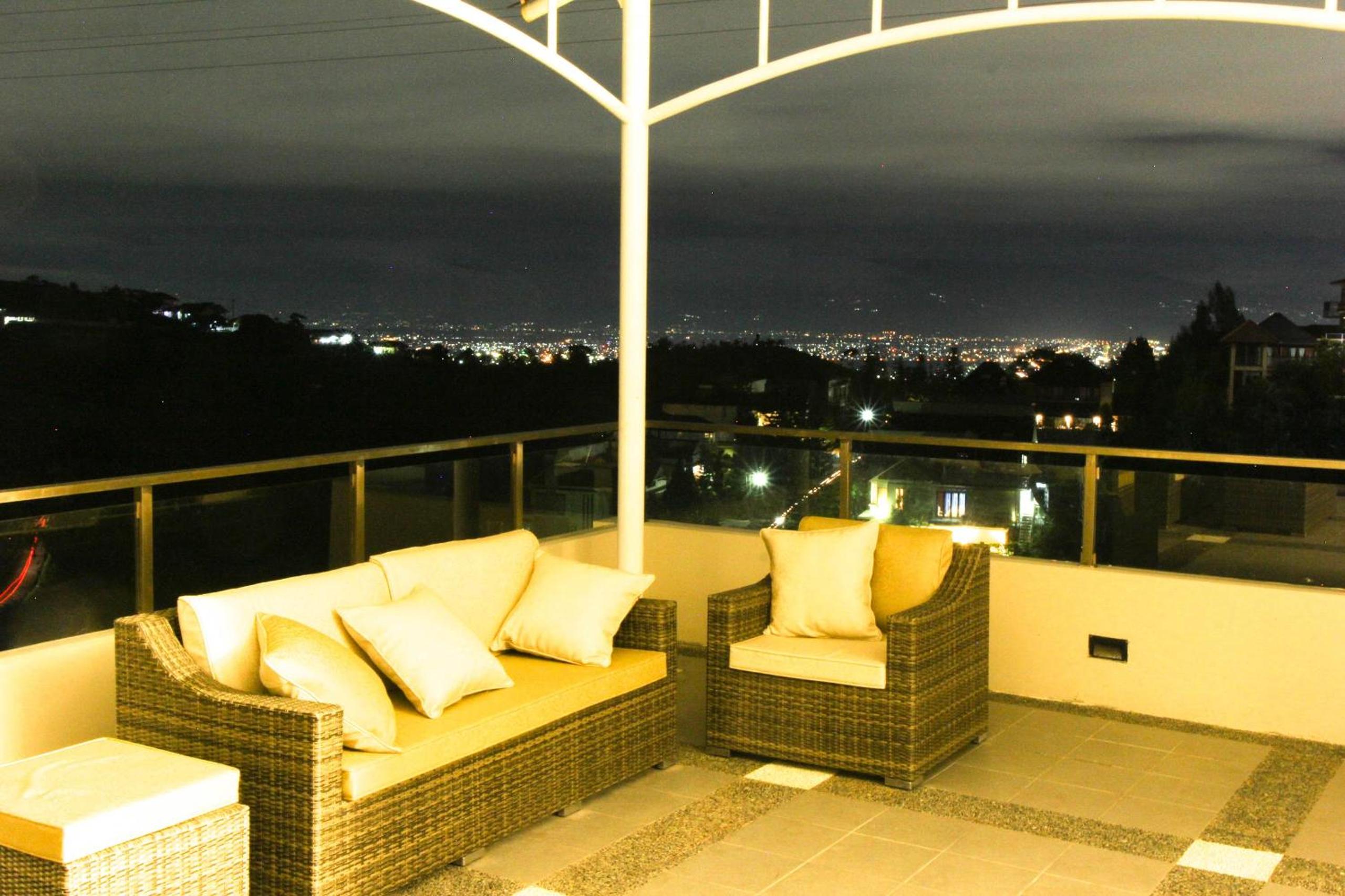 Five-Bedroom Villa with Private Pool - Photo 12