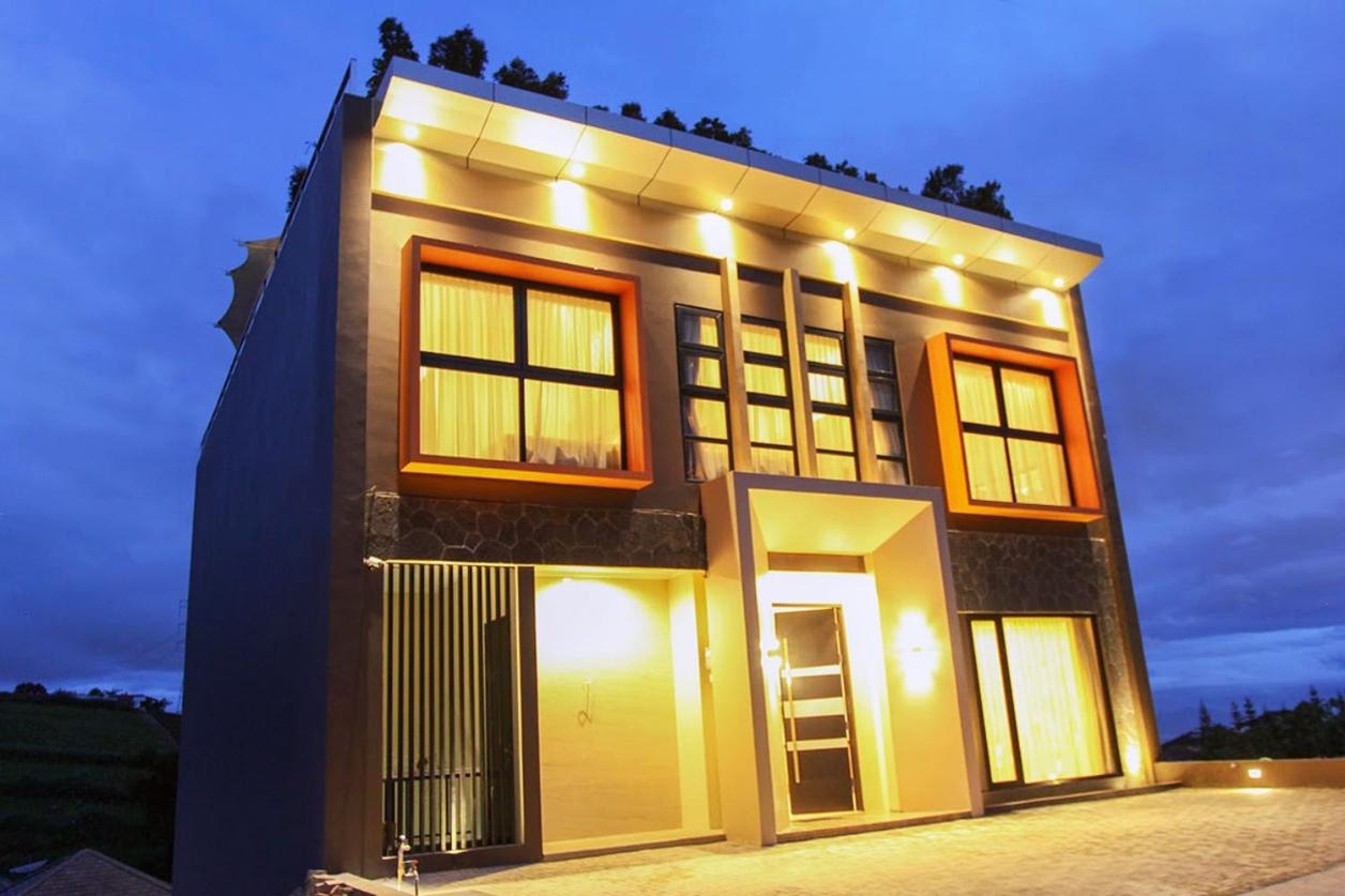 Five-Bedroom Villa with Private Pool - Photo 4
